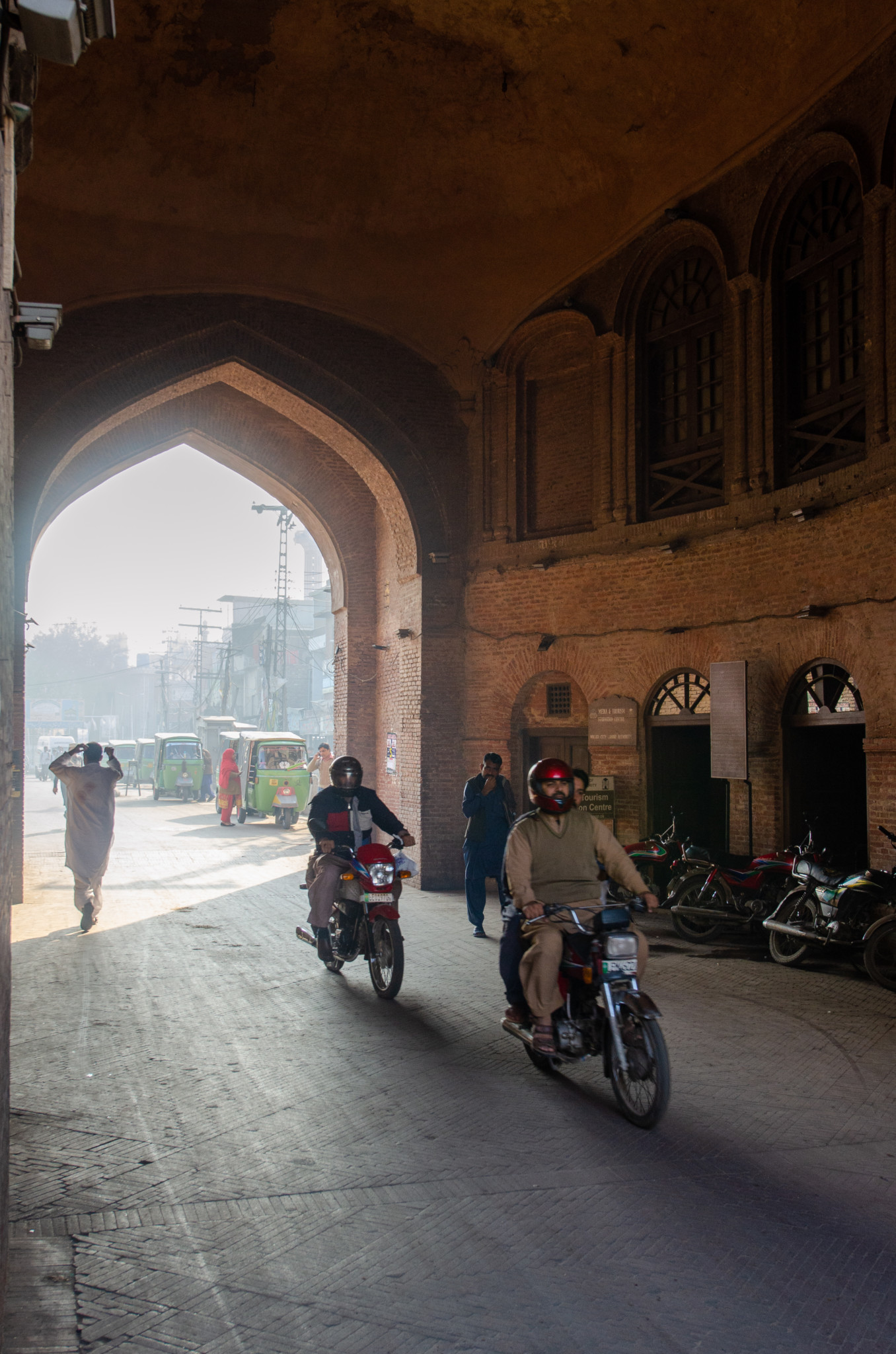 Mopedfahrer in der Walled City von Lahore