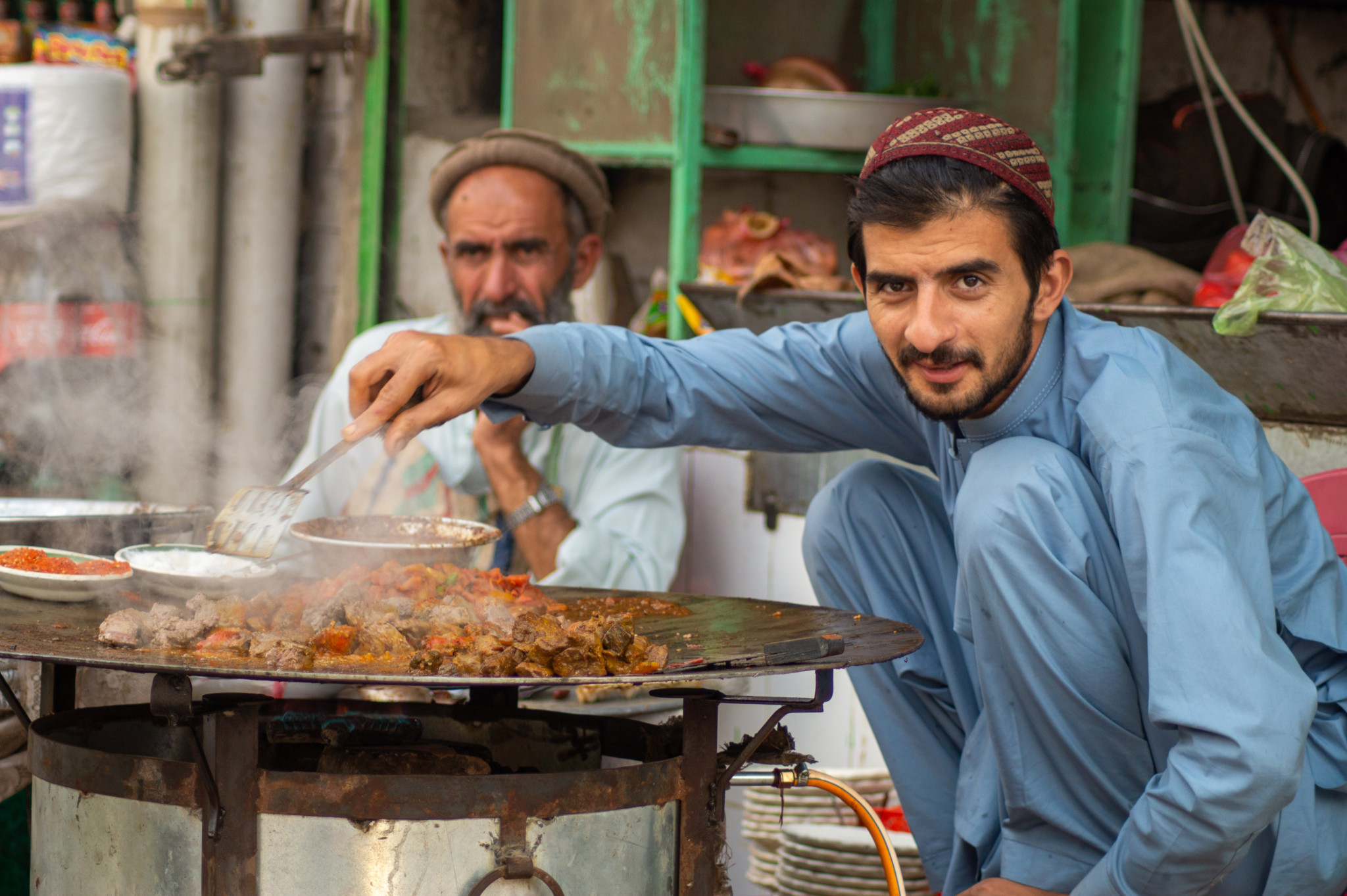 Brutzelnde Kochtöpfe im Pakistan Urlaub