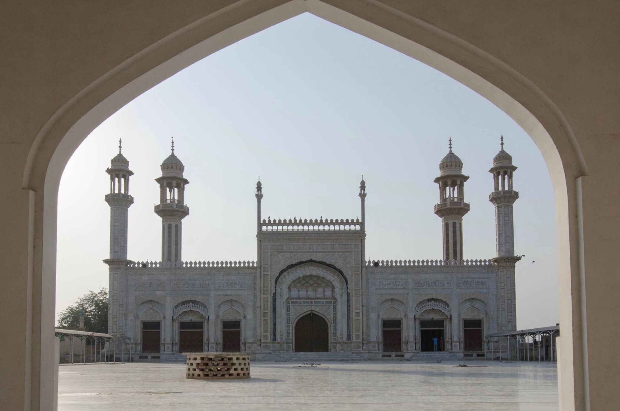 Der Moscheebesuch gehört zum Pakistan Urlaub dazu