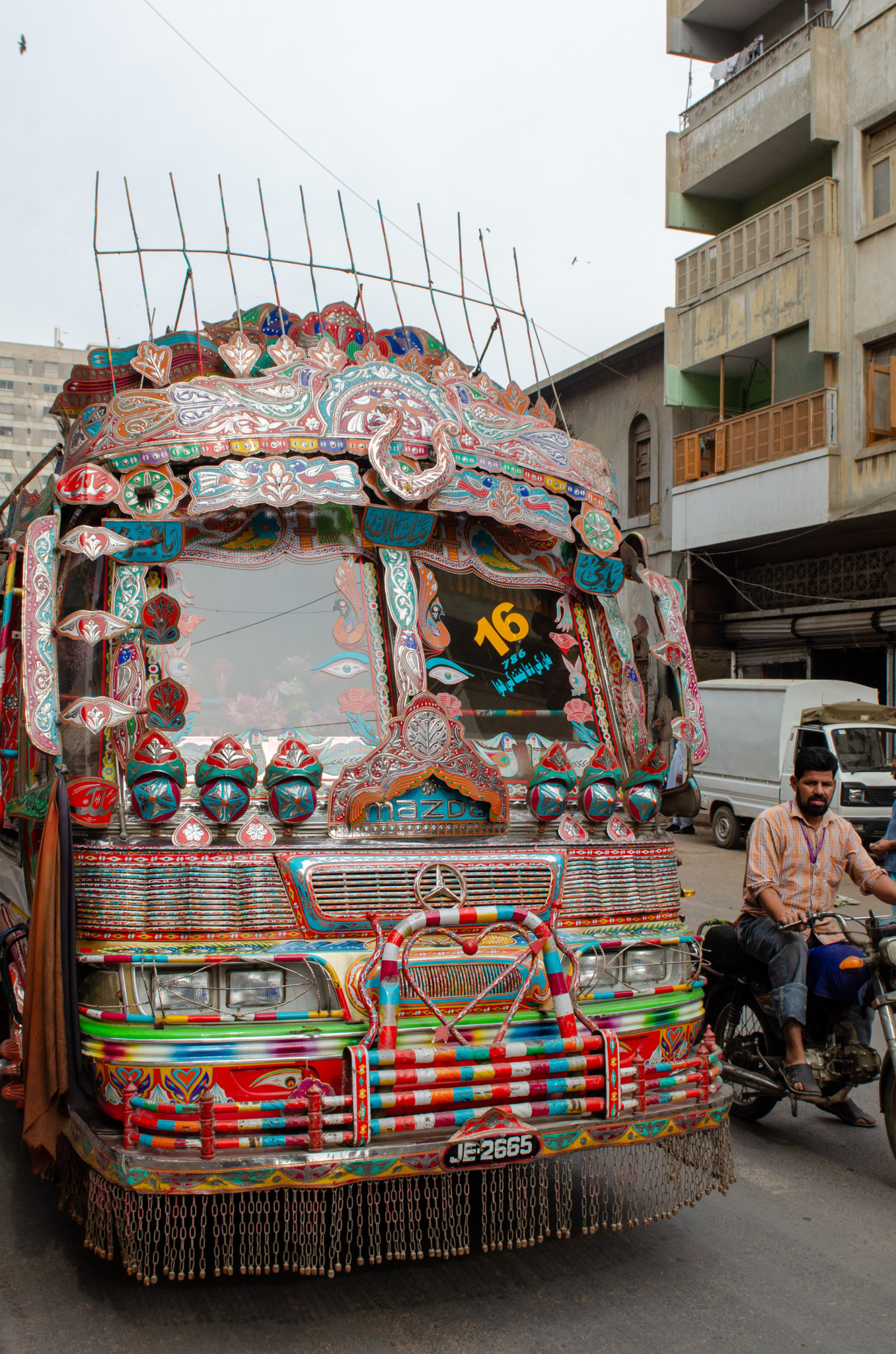 Phool Patti Bemalung auf einem Bus in Karatschi