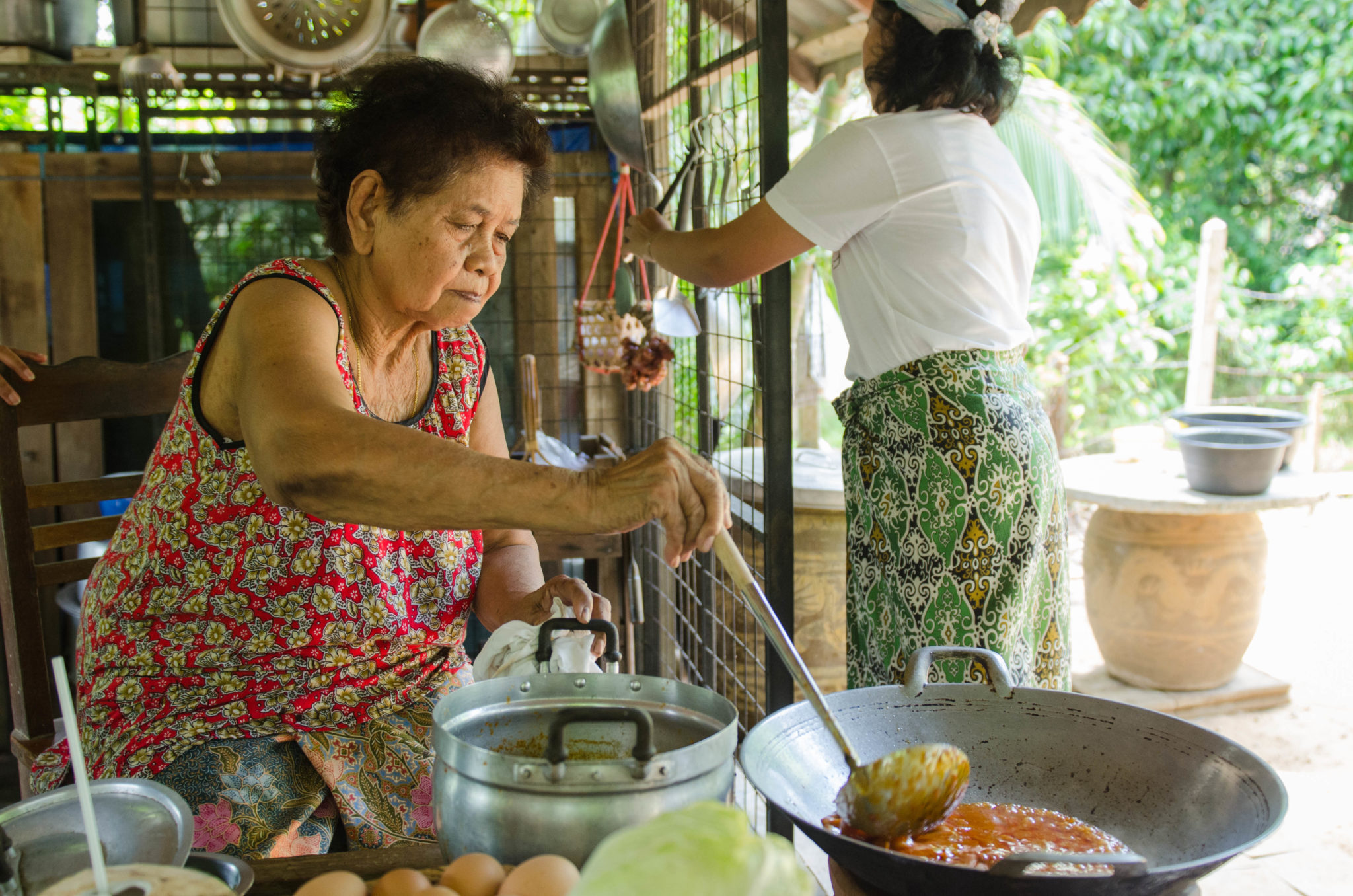 Eine thailändische Frau kocht Essen