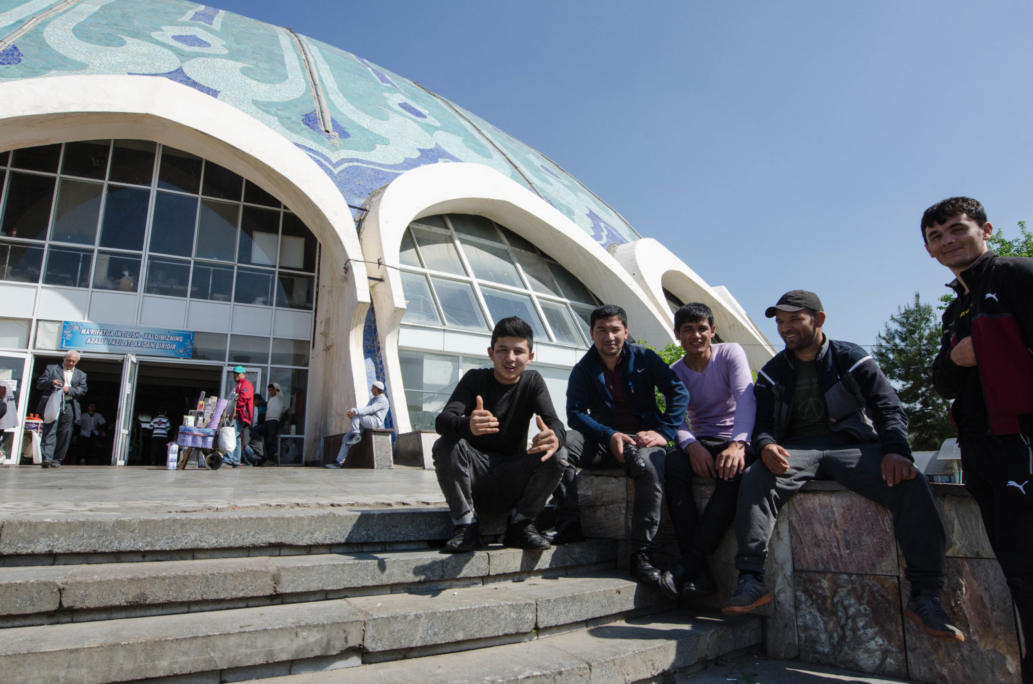 Vor dem Markt in Taschkent