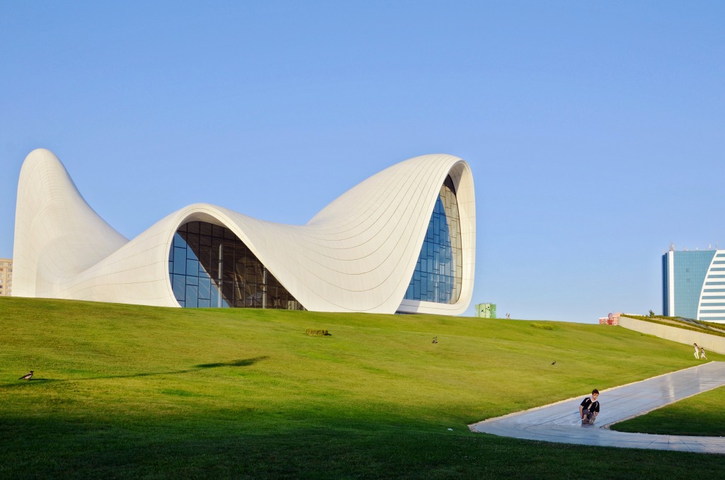 Das Heydar Aliyev Center in Baku gehört zu den wichtigsten Aserbaidschan-Sehenswürdigkeiten