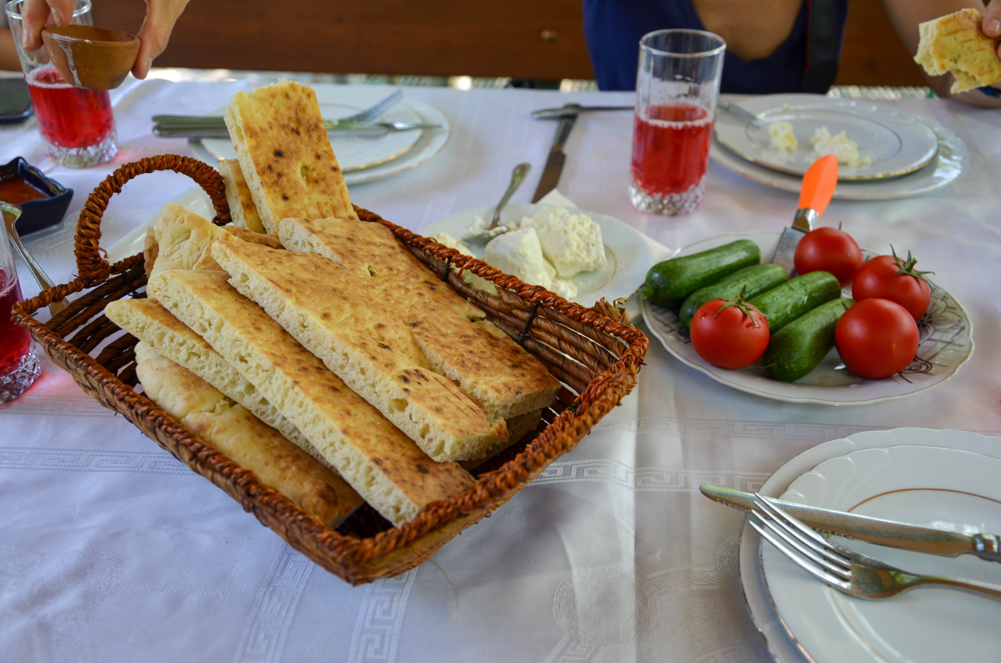 Zu jeder Mahlzeit gibt es Brot und frisches Gemüse