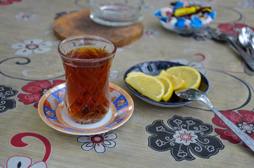 Schwarzer Tee gehört zum Essen in Aserbaidschan dazu
