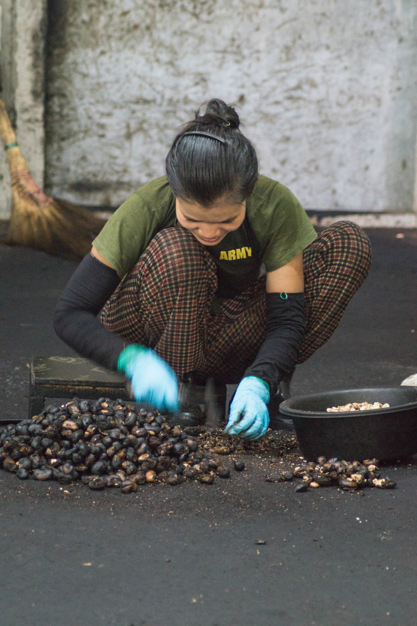 Cashewnüsse werden in Ranong geröstet