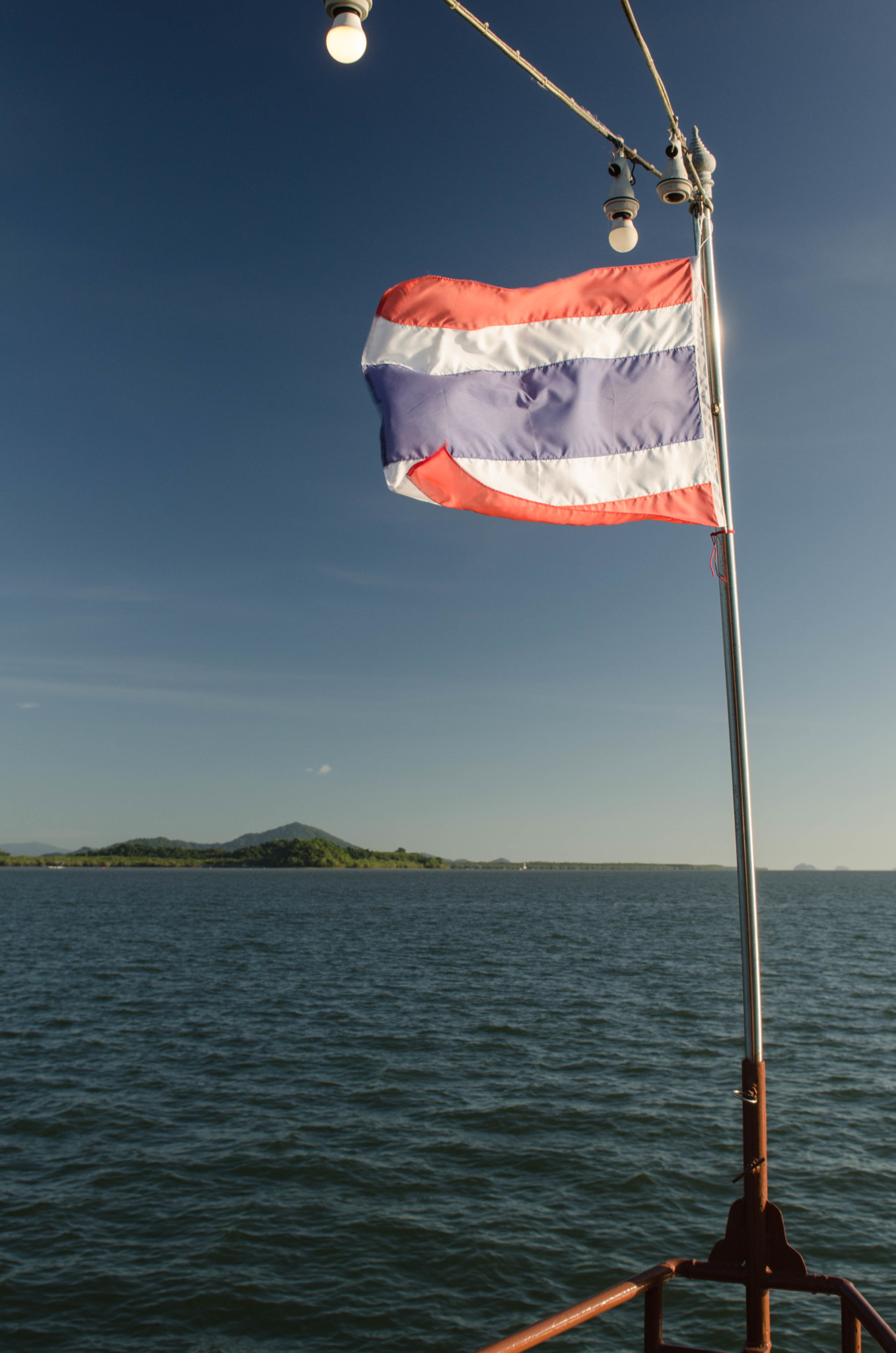 Flagge von Thailand auf dem Schiff in der Andamanensee
