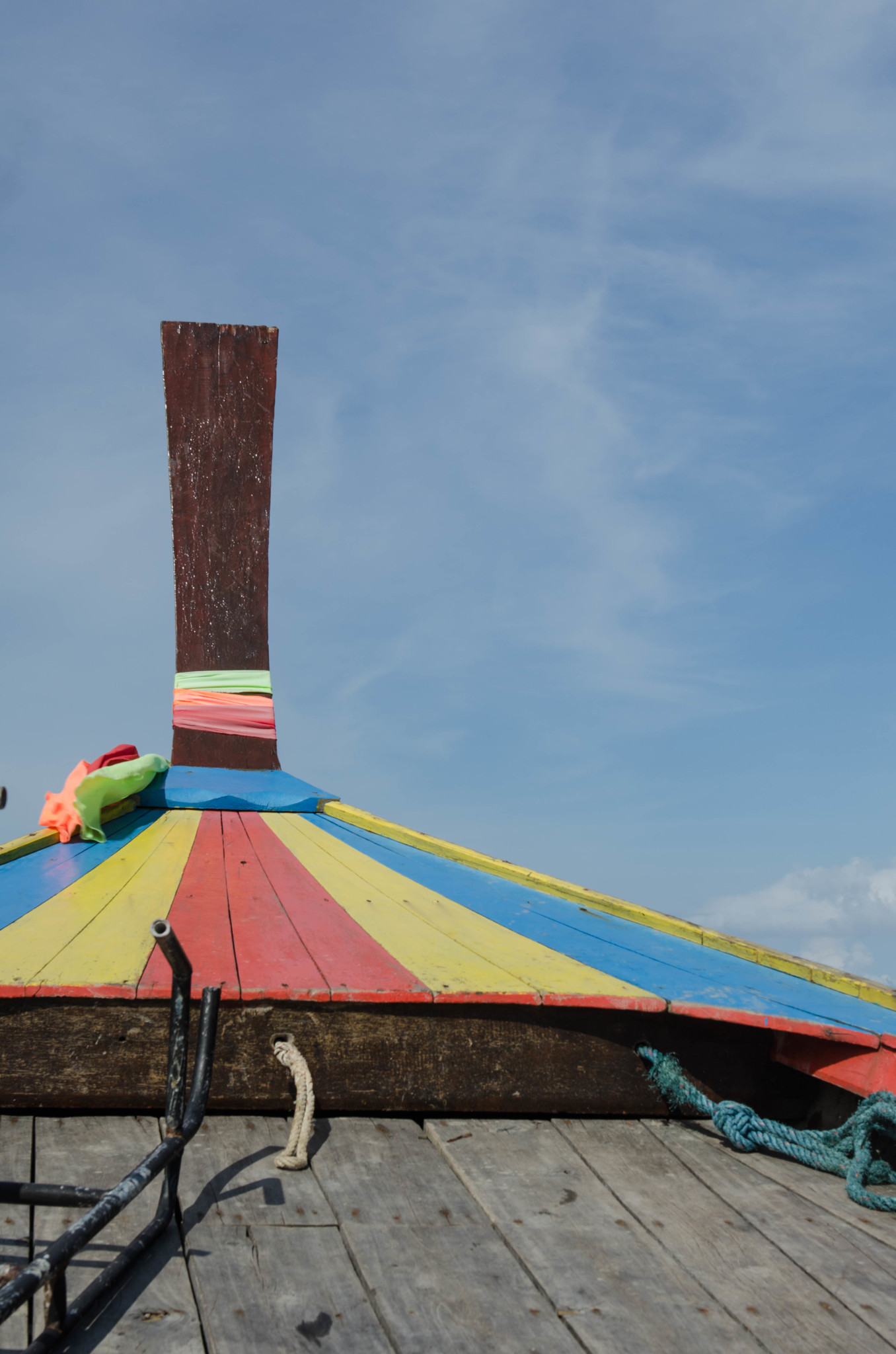 Buntes Holzboot zum Strandhopping in Ranong