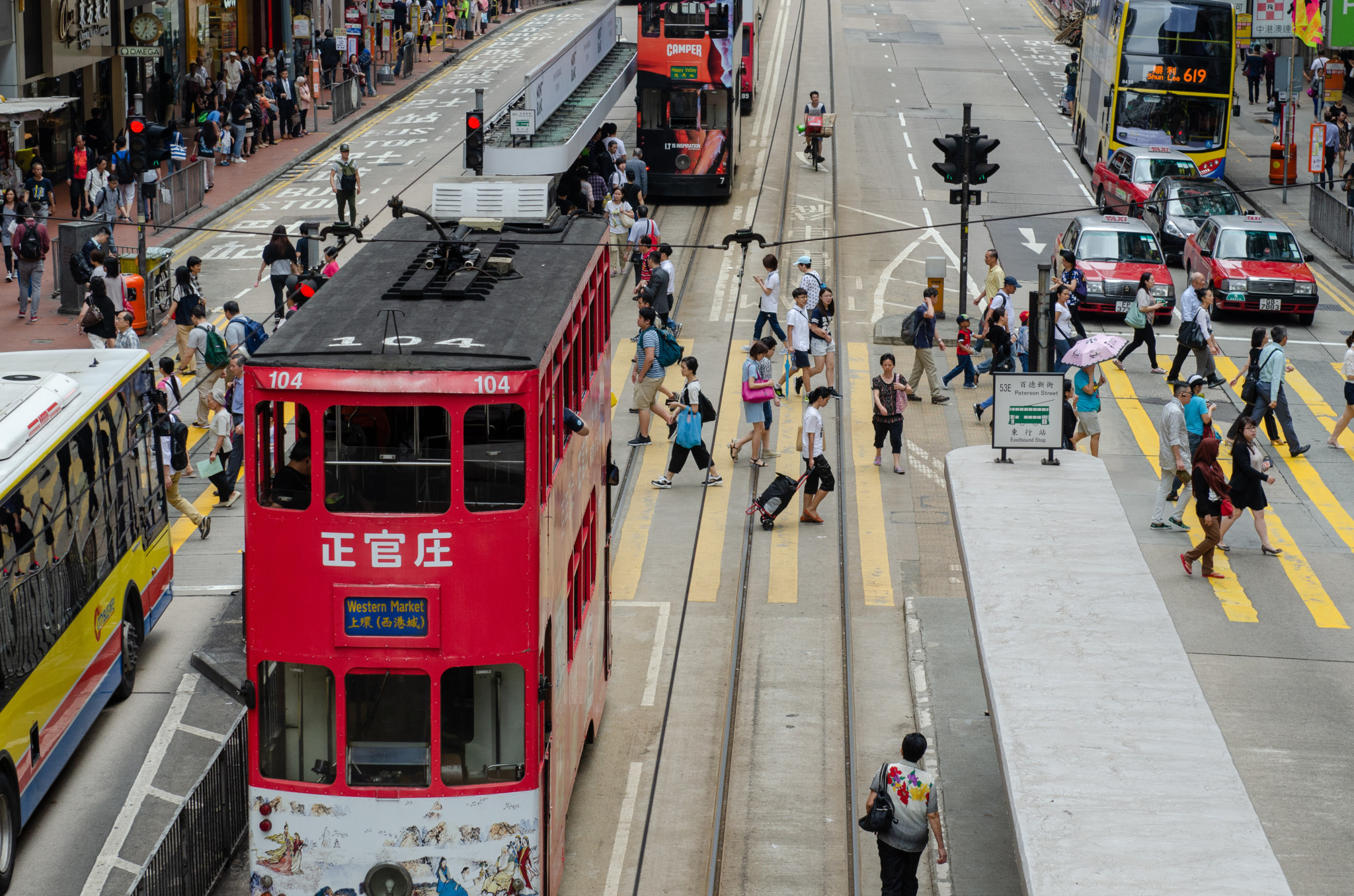 Die zweistöckige Hongkong Tram im Stadtviertel Central