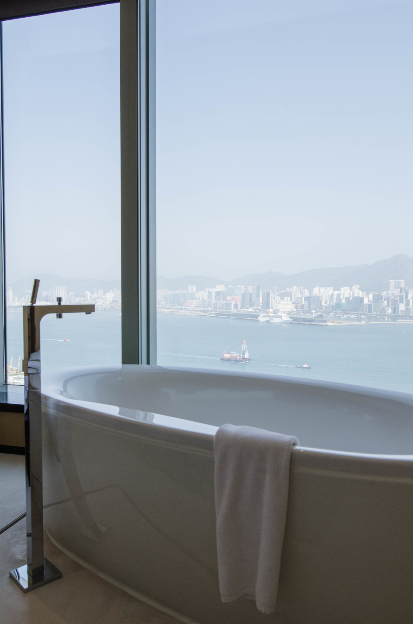 Badewanne mit Ausblick im EAST Hotel Hongkong