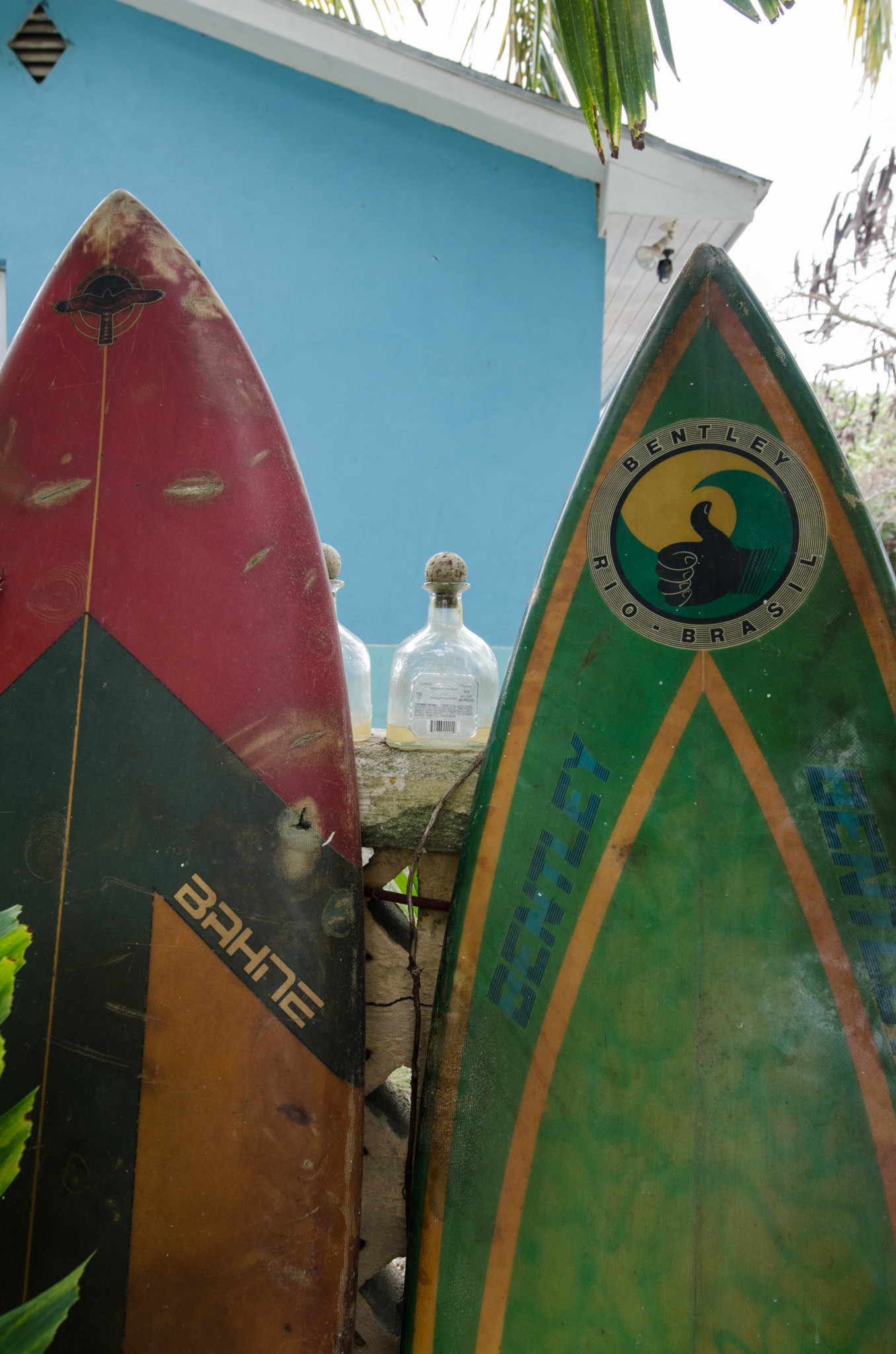 Surfbretter vor einem Laden auf Eleuthera