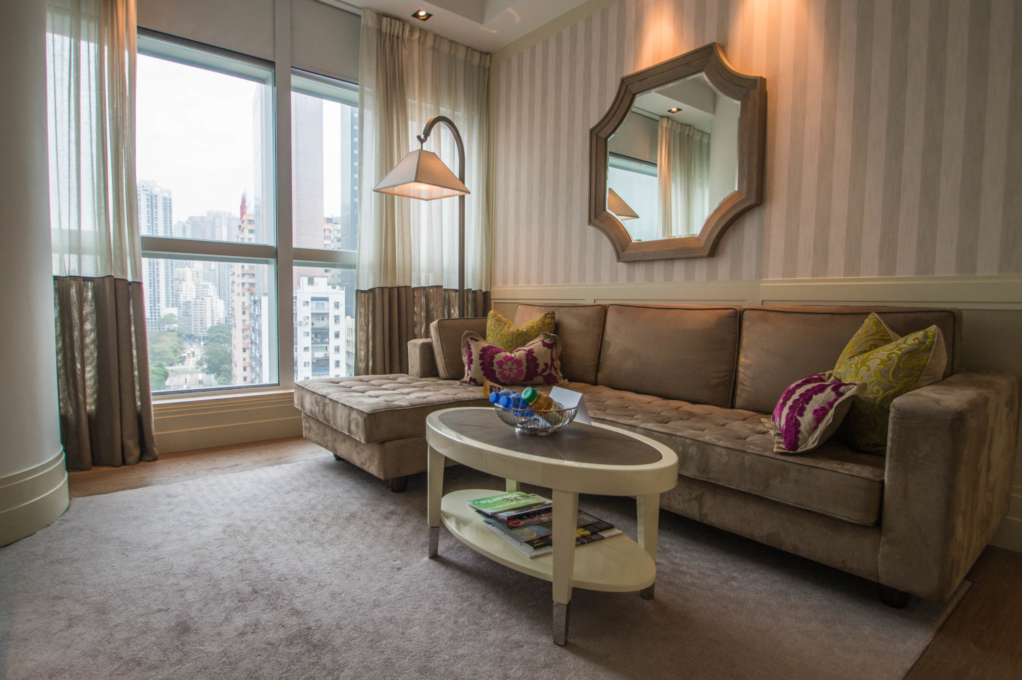 Im Lanson Place Hotel Hongkong hat man ein Apartment für sich
