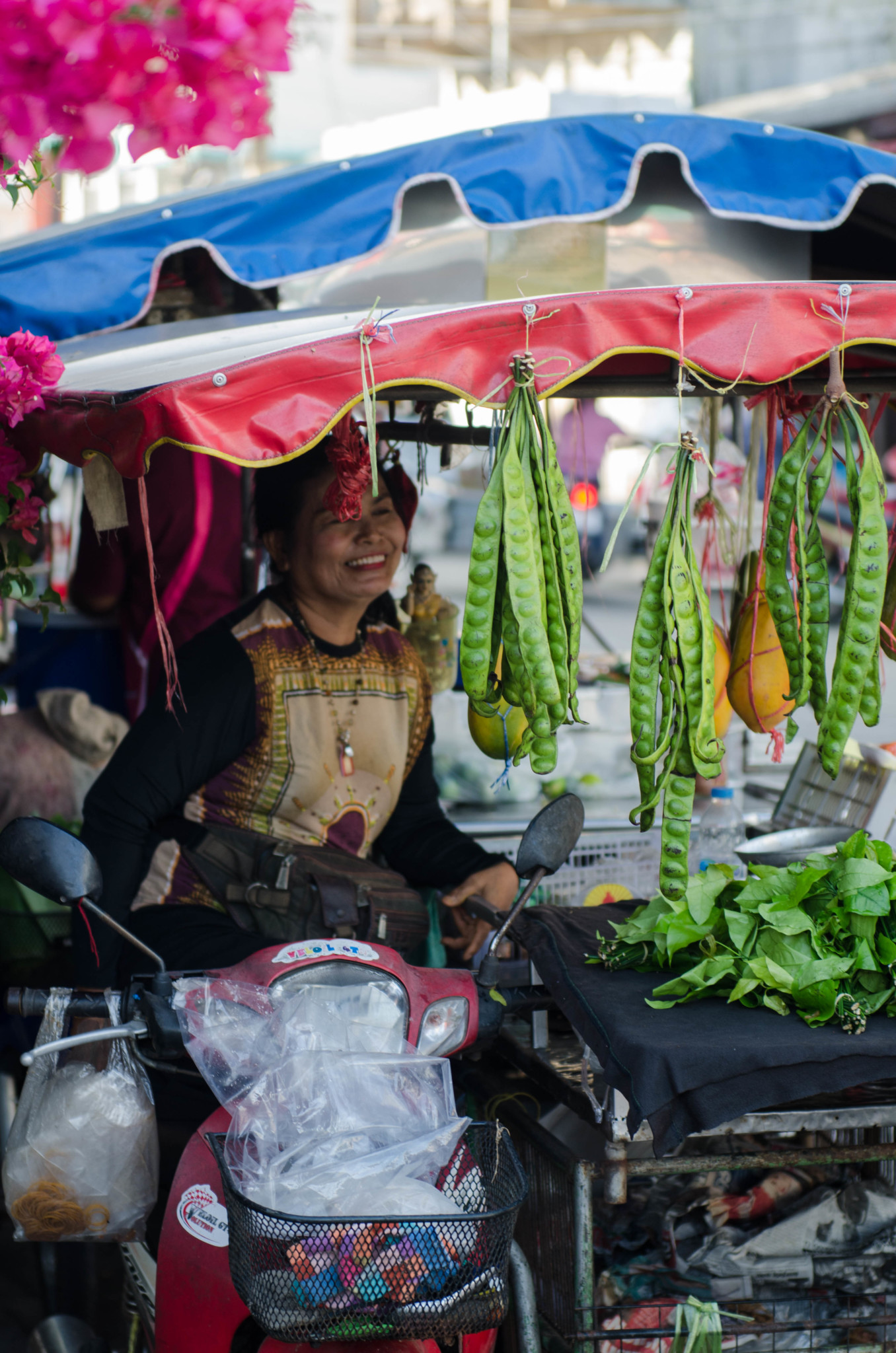 Verkäuferin auf einem Markt in Thailand