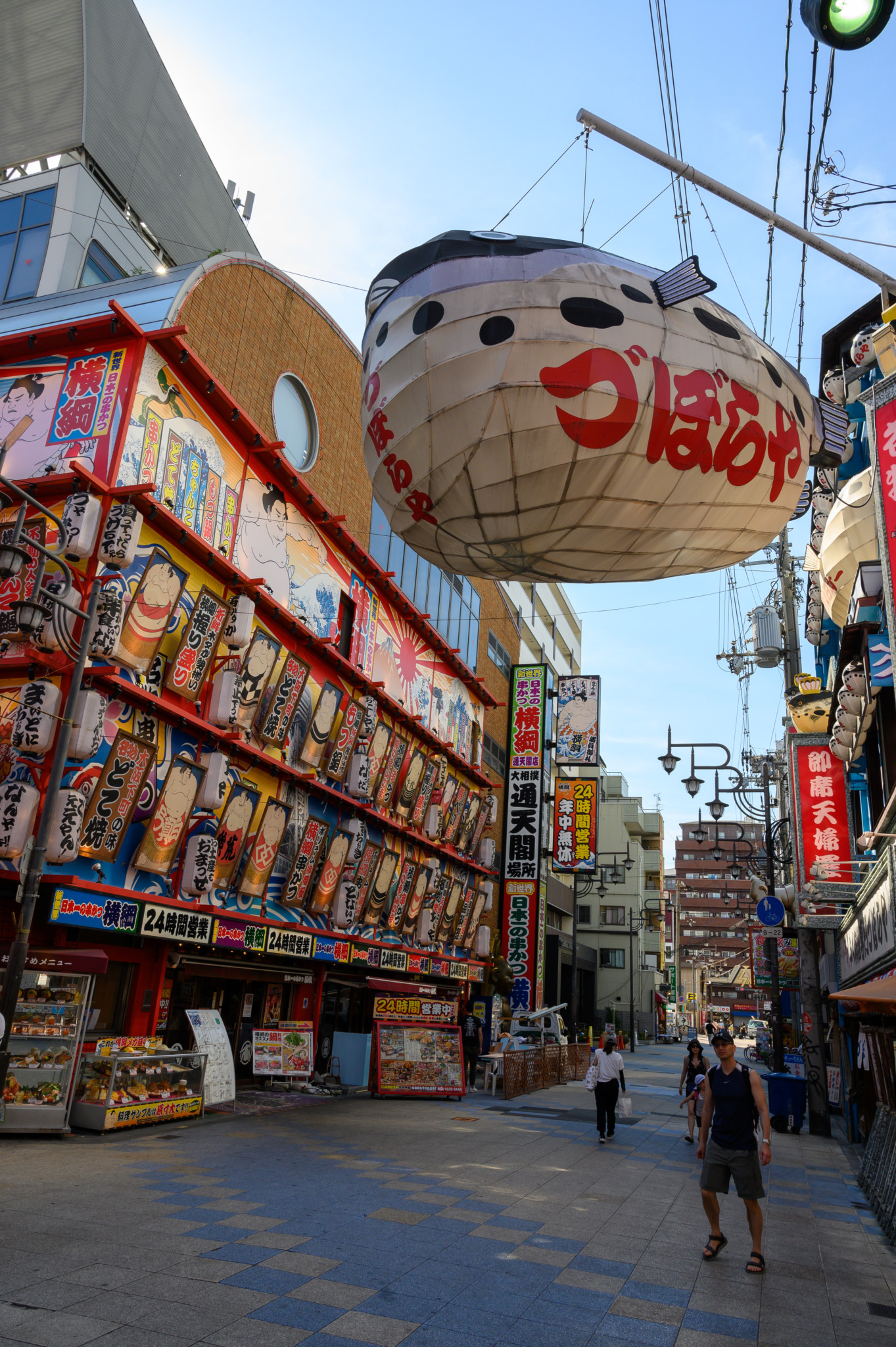 Straße im Bezirk Shinsekai in Osaka, Japan