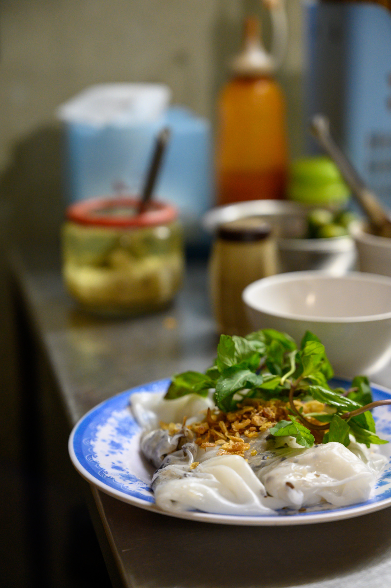 Teller mit vietnamesischem Essen bei einer Streetfood-Tour