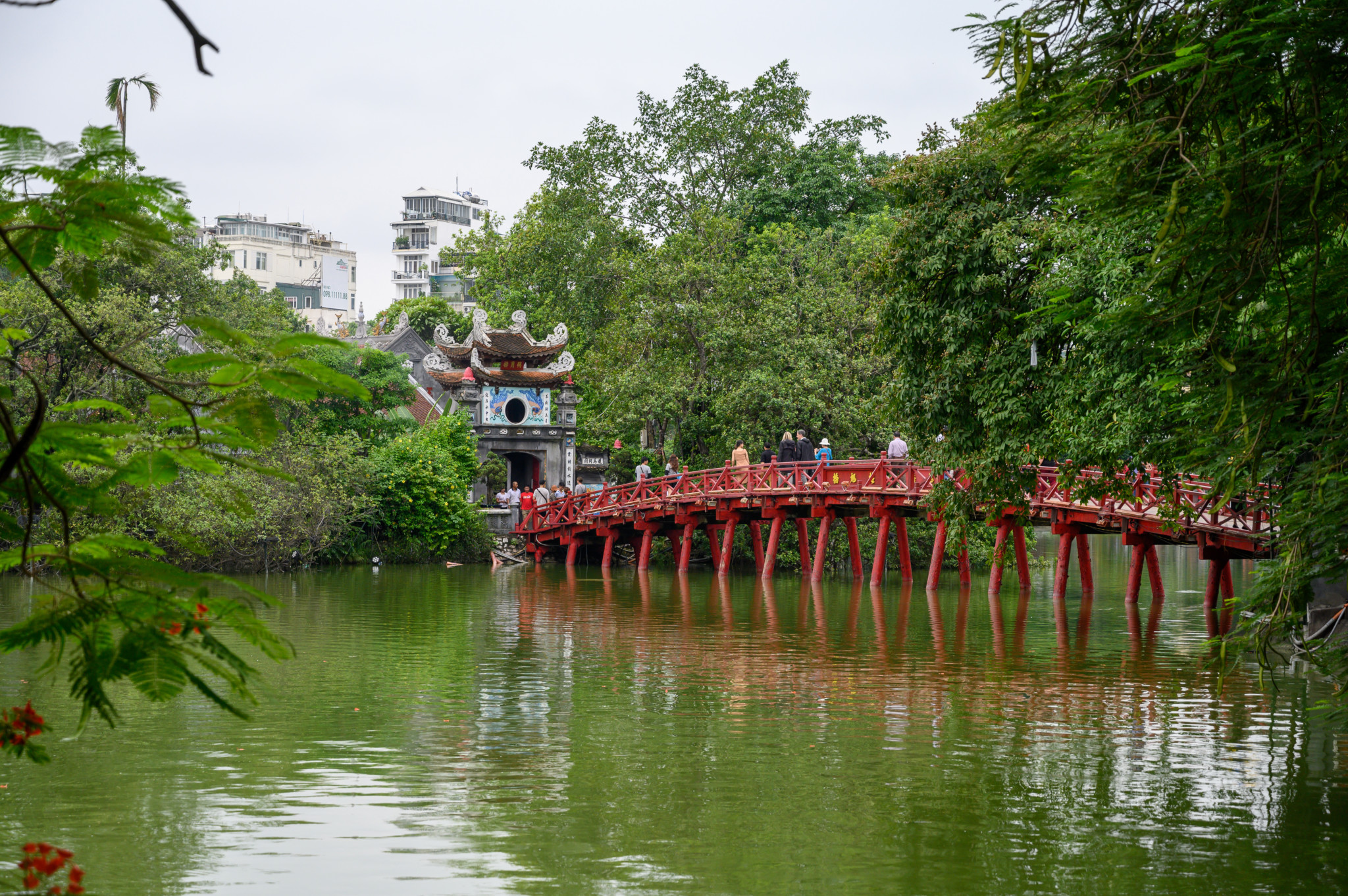 Huc Brücke am Hoan-Kiem-See in Vietnam