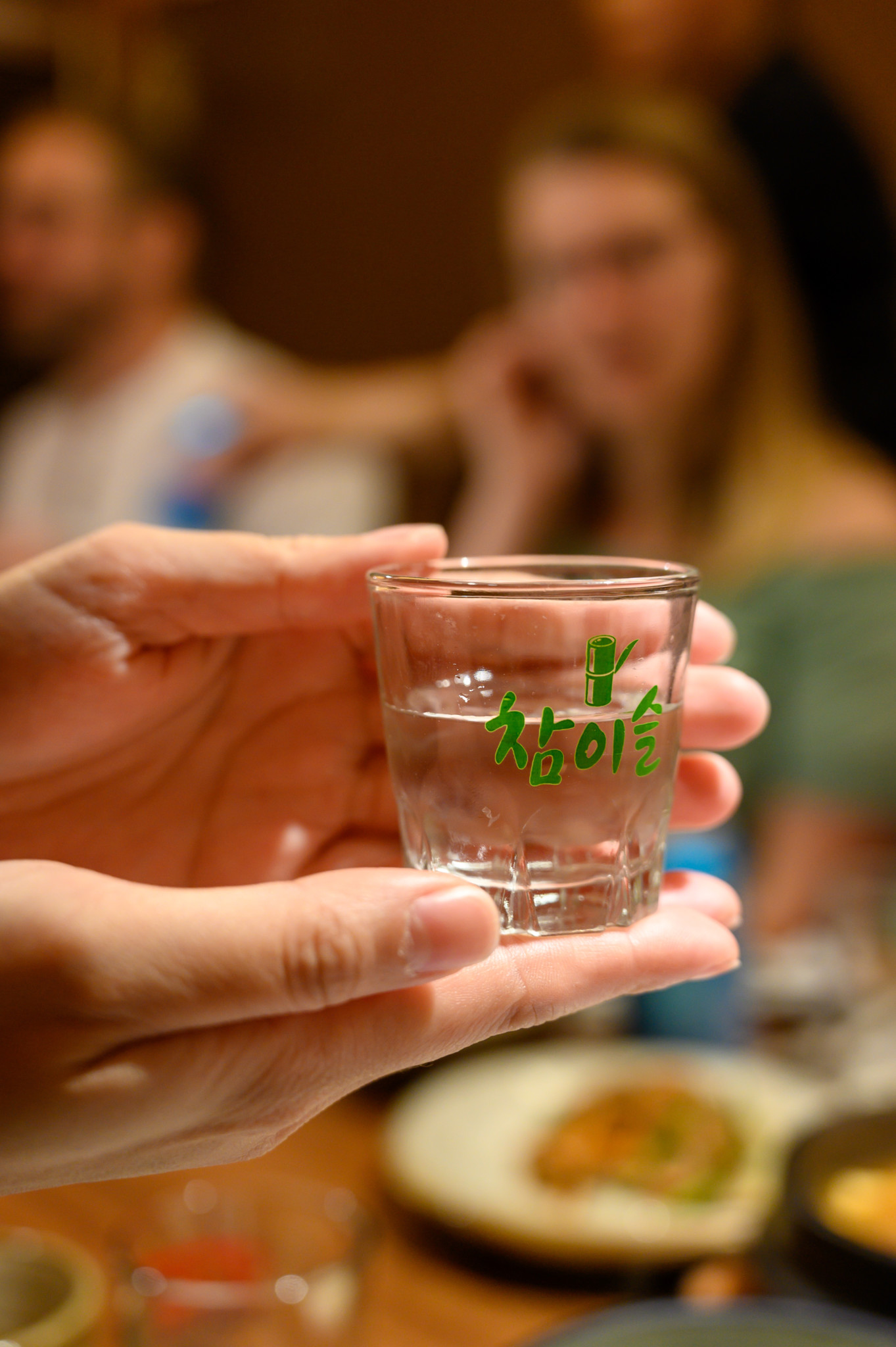 Soju Schnaps wird in Südkorea in einem kleinen Glas serviert