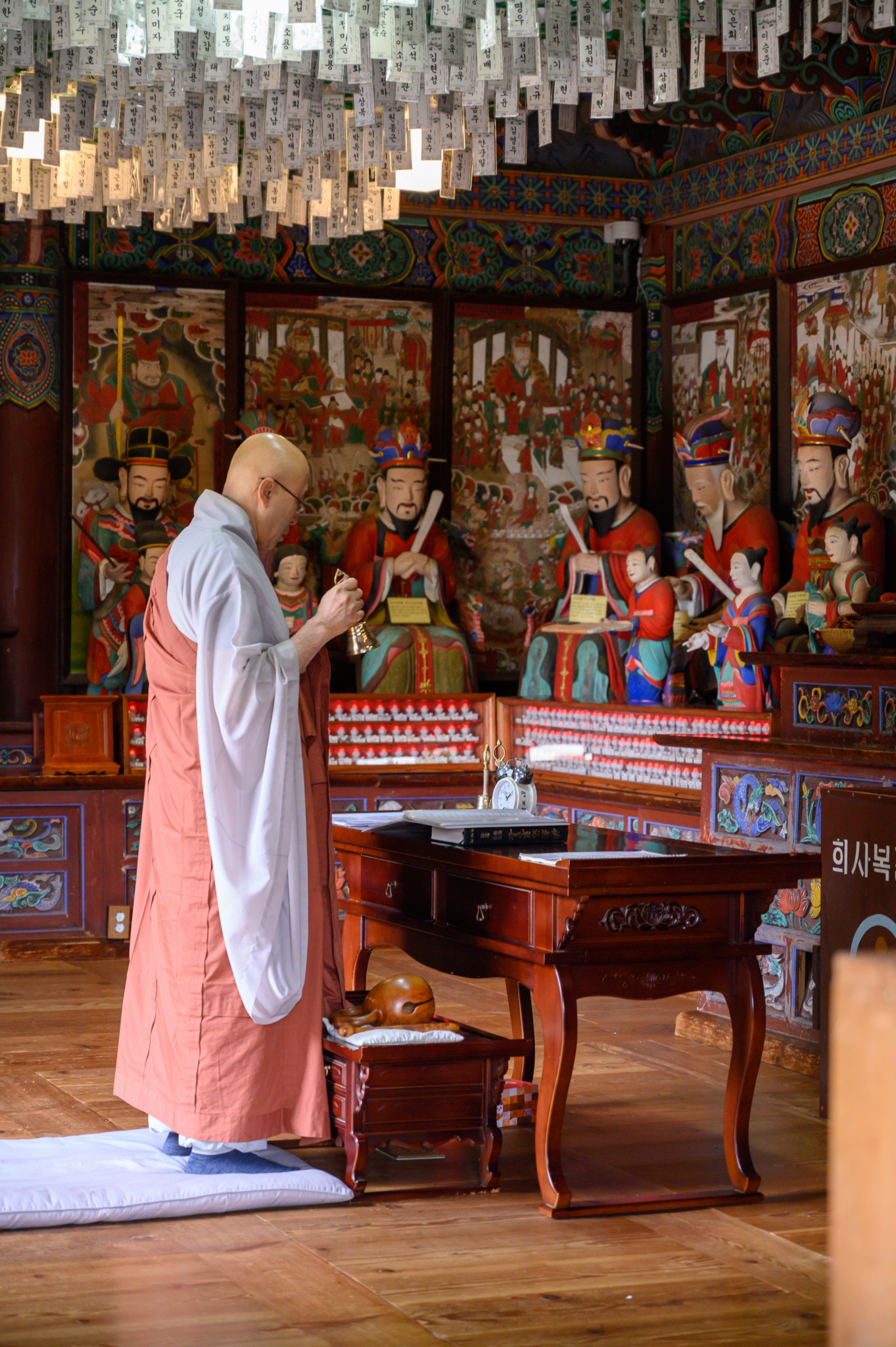 Mönch im Jeondeungsa Tempel auf Gangwa Island in Südkorea