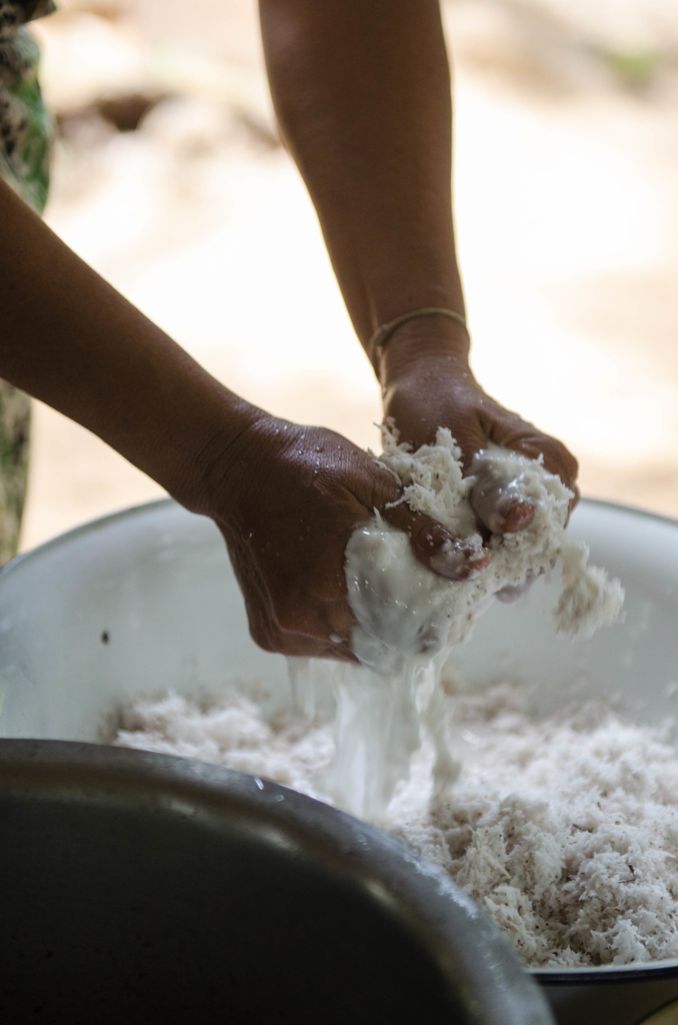 Frische Kokosmilch beim Kochkurs in Thailand