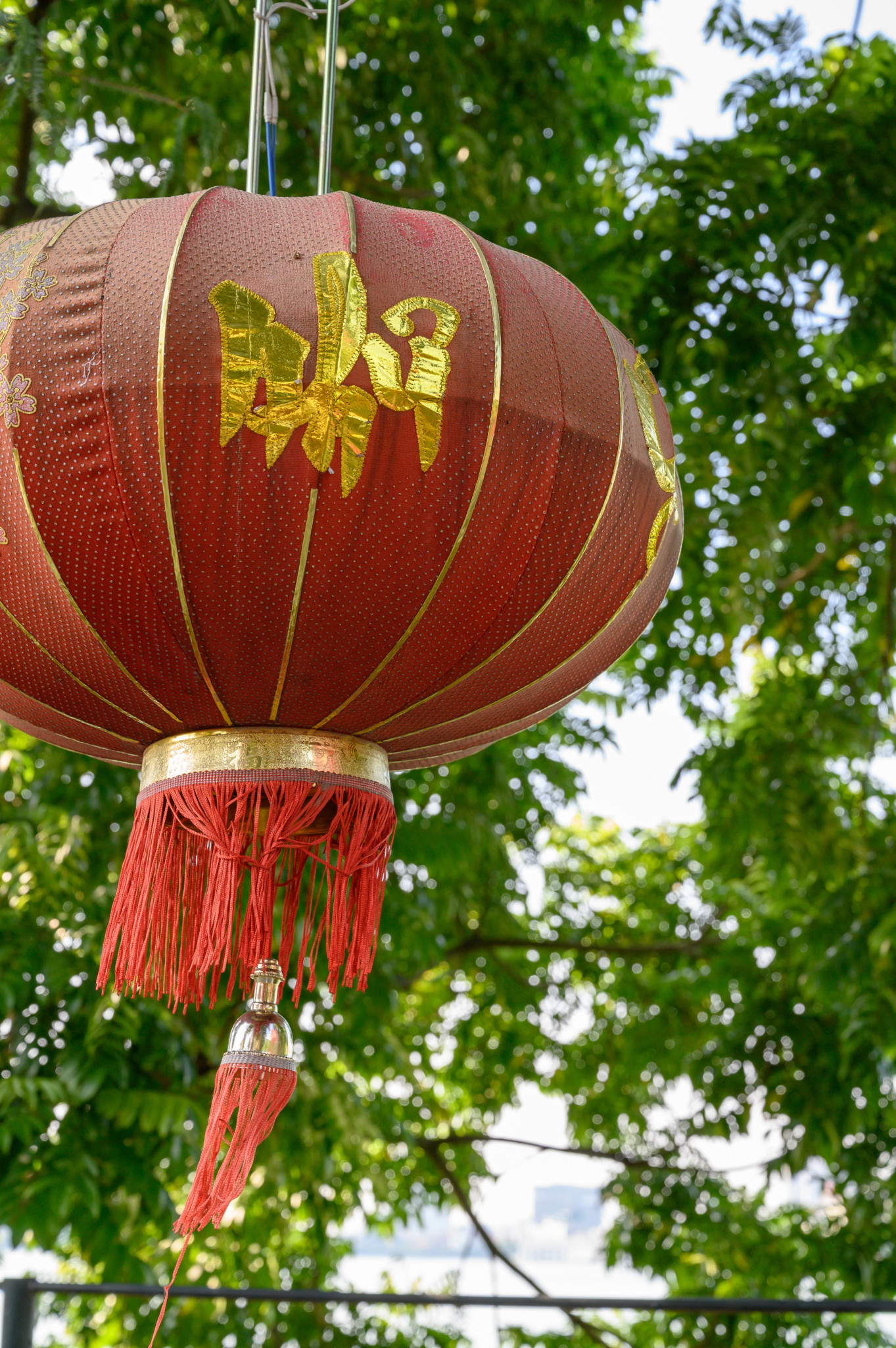 Lampion in der Tran Quoc-Pagode in Hanoi in Vietnam