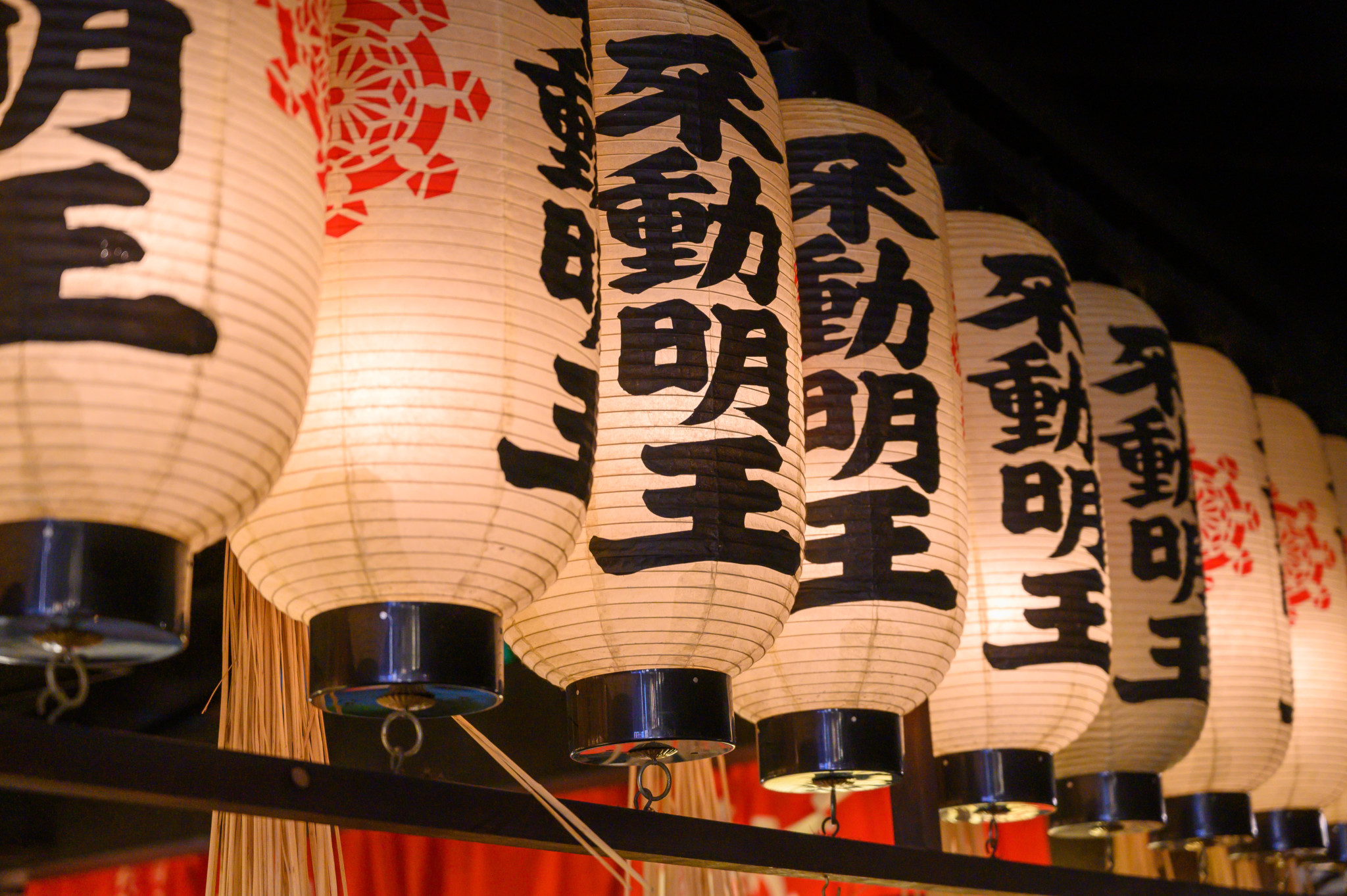 Hozenji Tempel bei Nacht