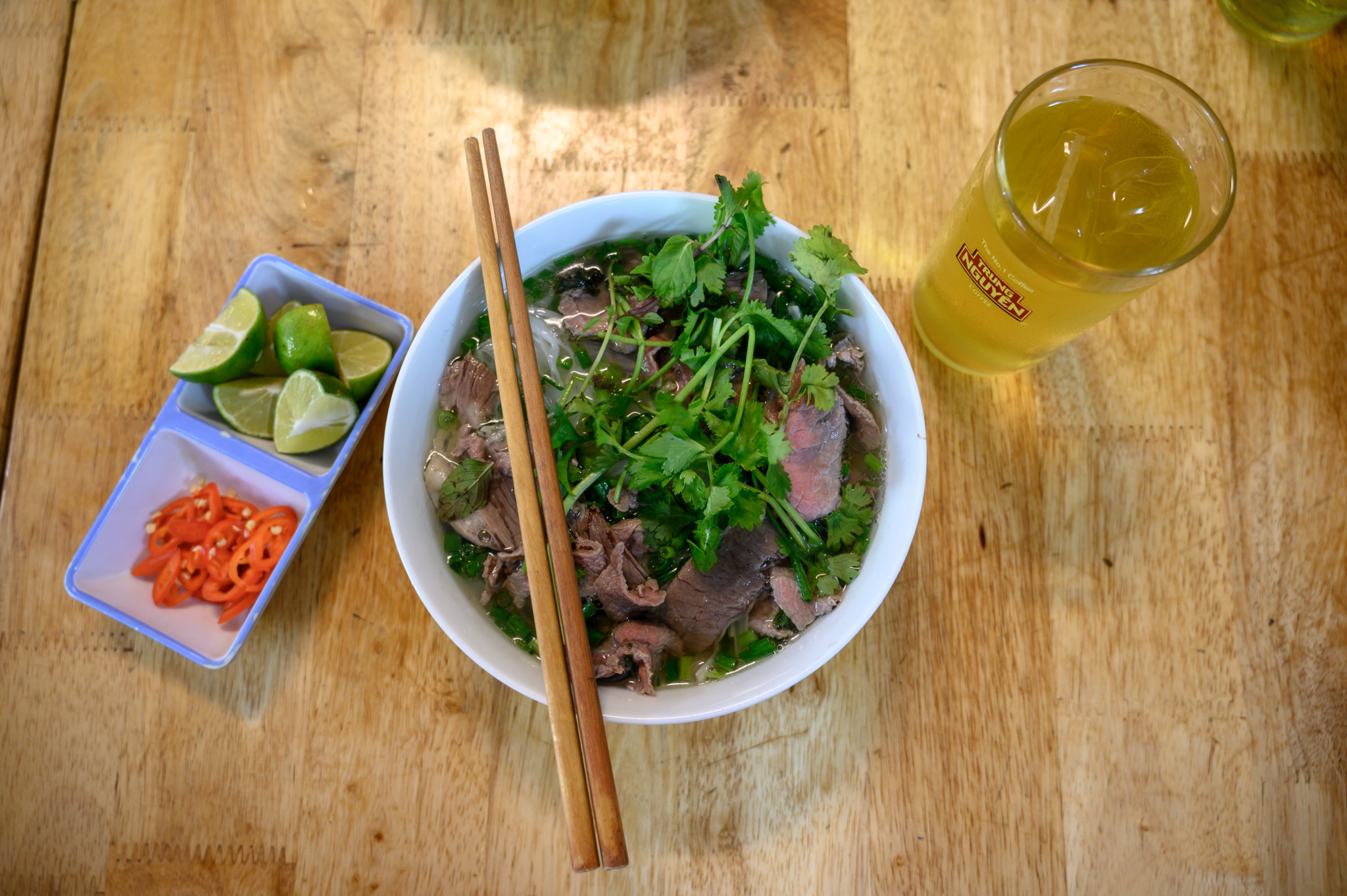 Eine Schüssel mit vietnamesischer Pho Suppe