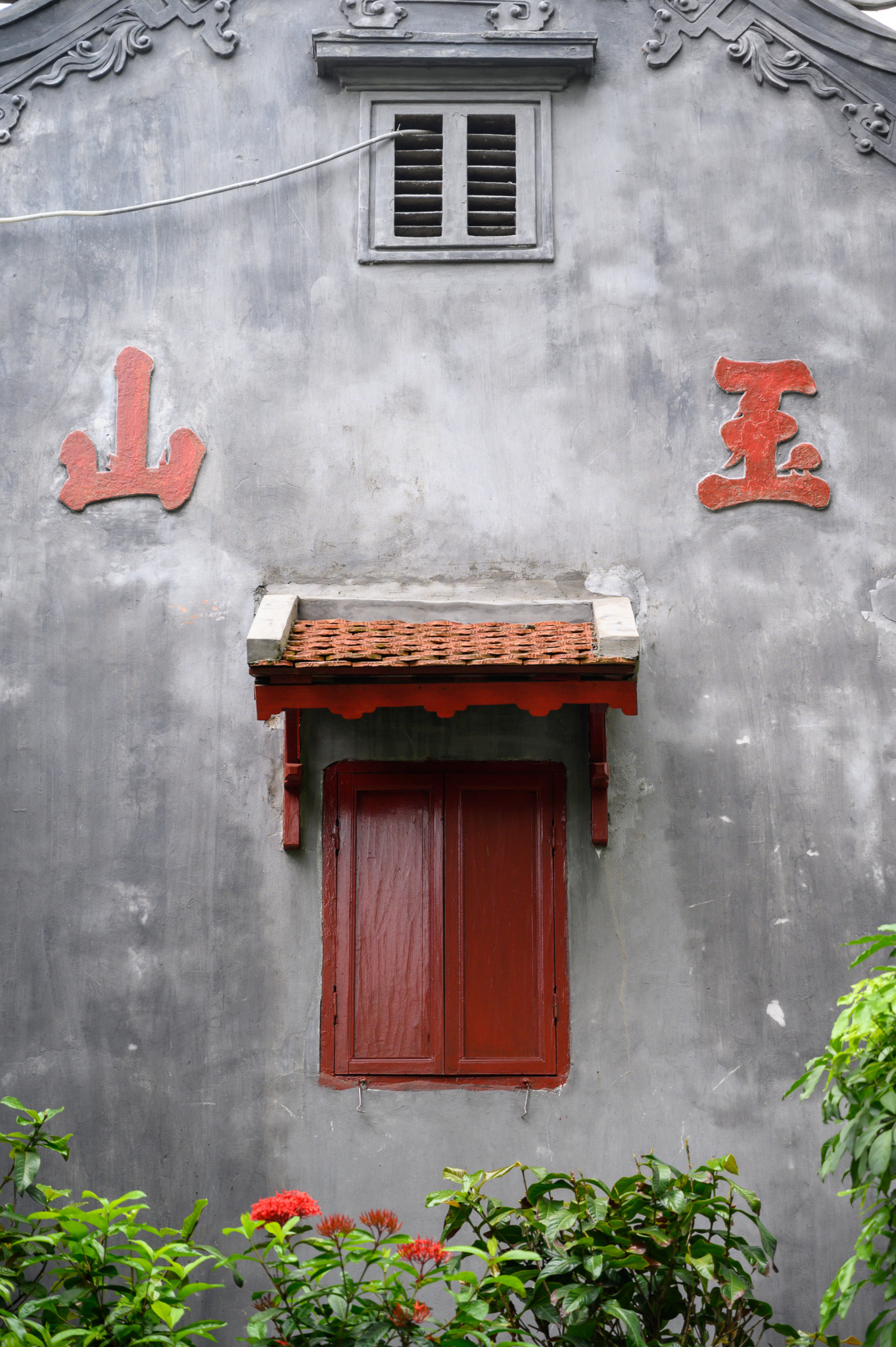 Ein Fenster im Tempel des Jade-Berges in Hanoi Vietnam