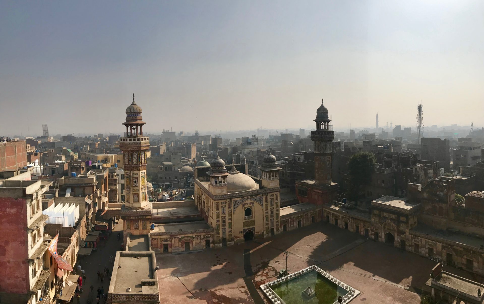 Den besten Blick habt ihr von der Wazir Khan Moschee