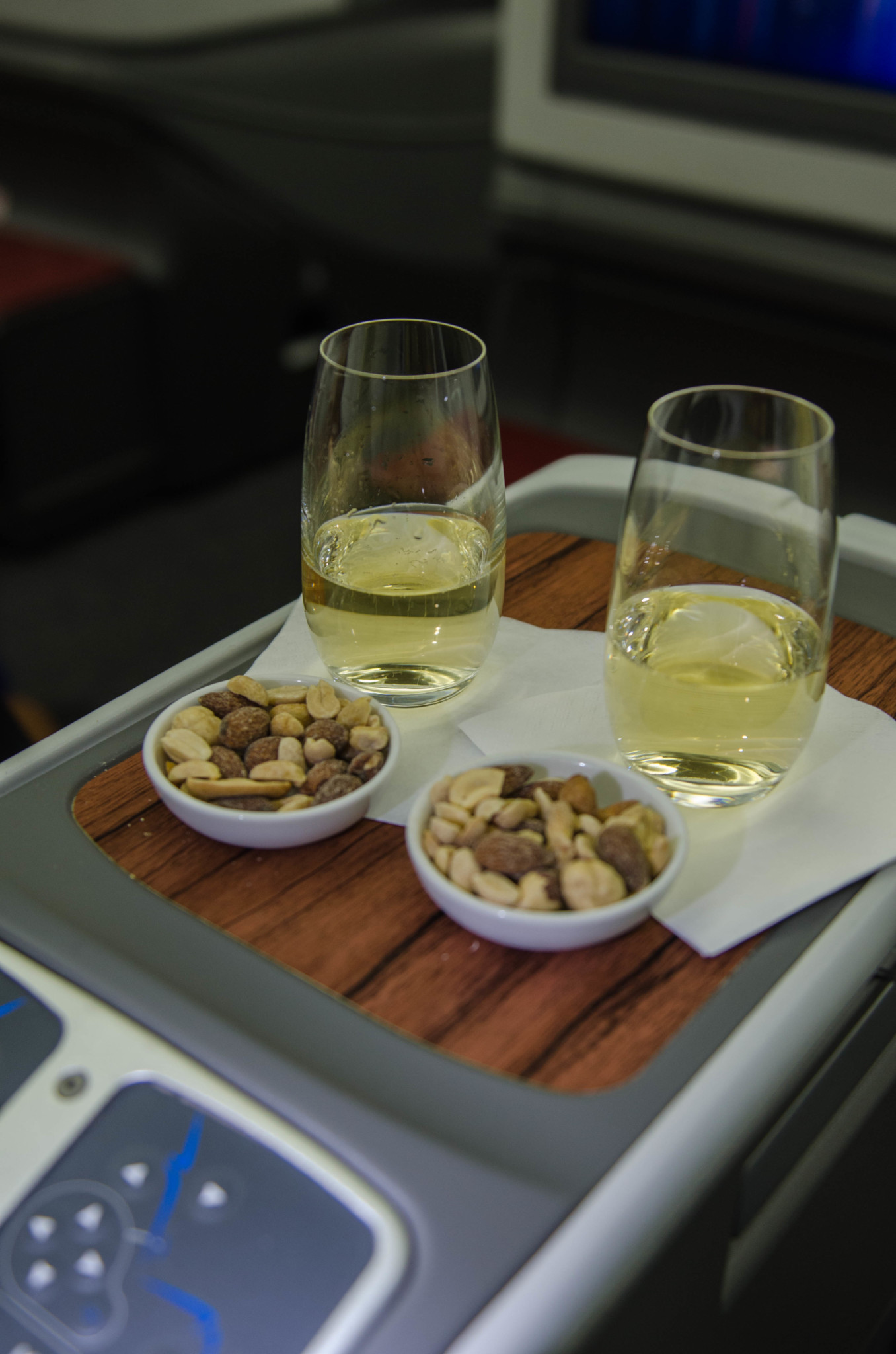 Nüsse und Champagner bei Latam