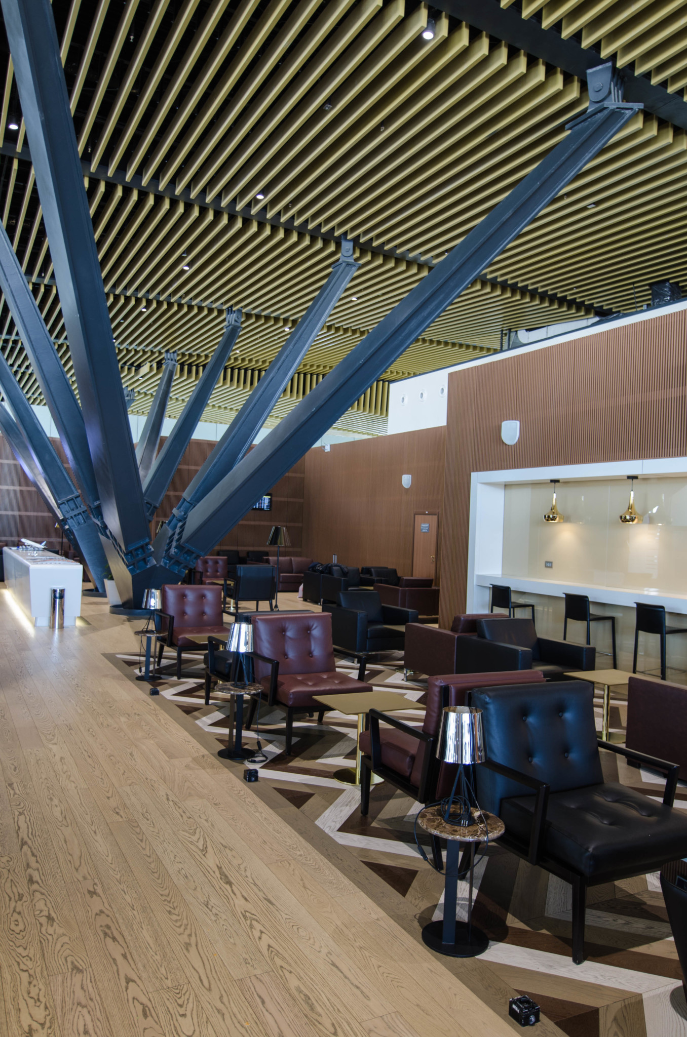 Minimalistisches Design in der Business Lounge von Air Astana