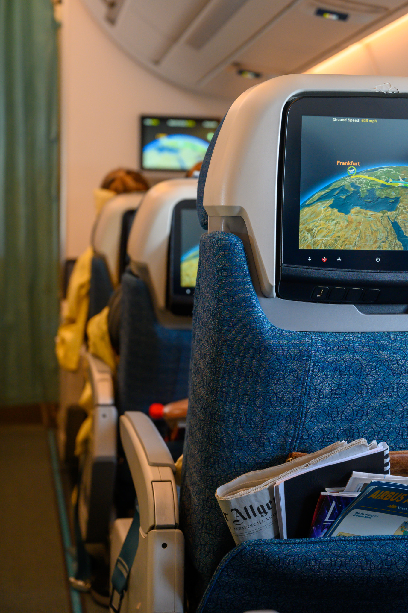 Monitore in den Sitzen der Vietnam Airlines Premium Economy