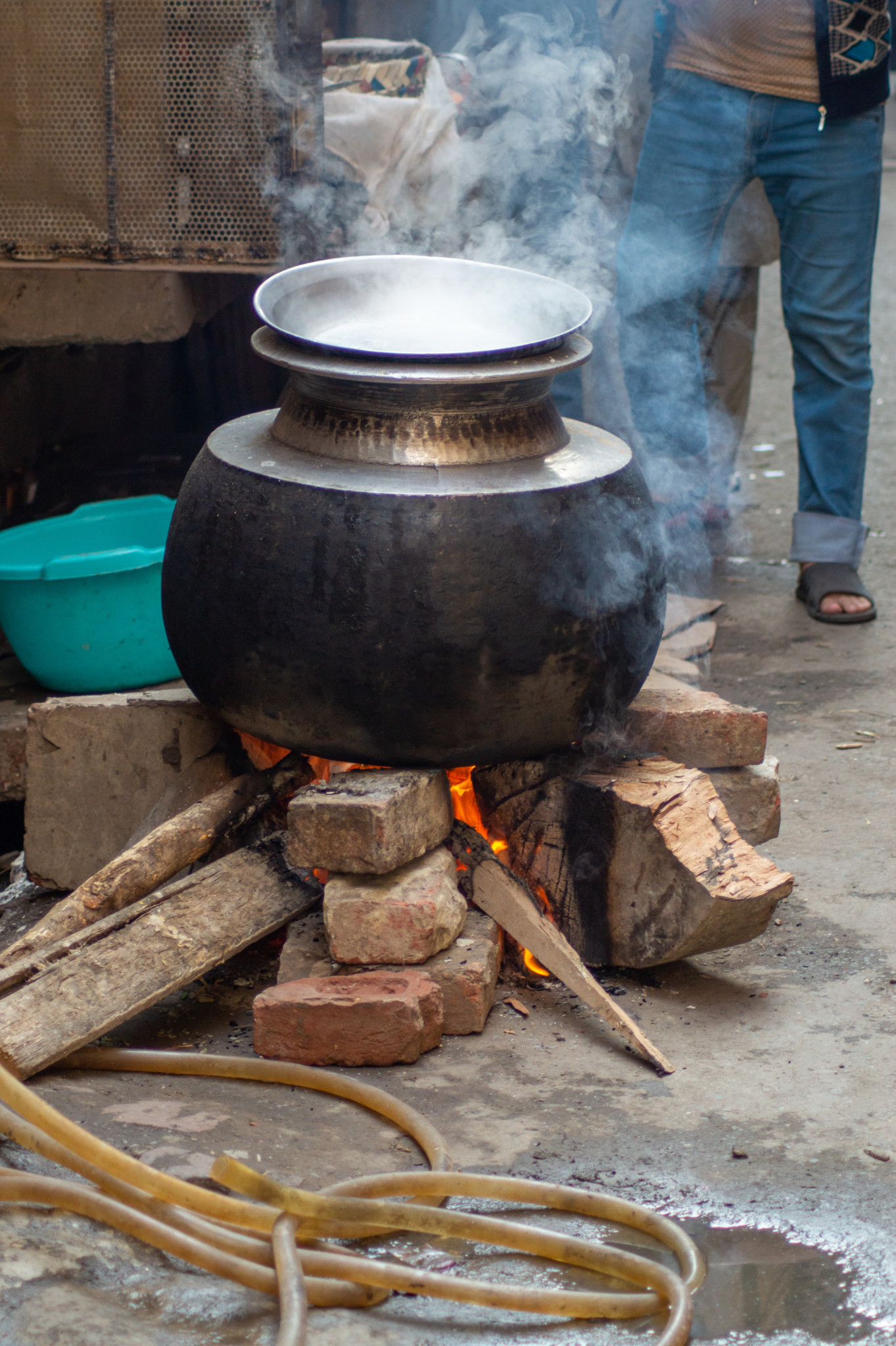 In den Töpfen brutzelt pakistanisches Essen vor sich hin