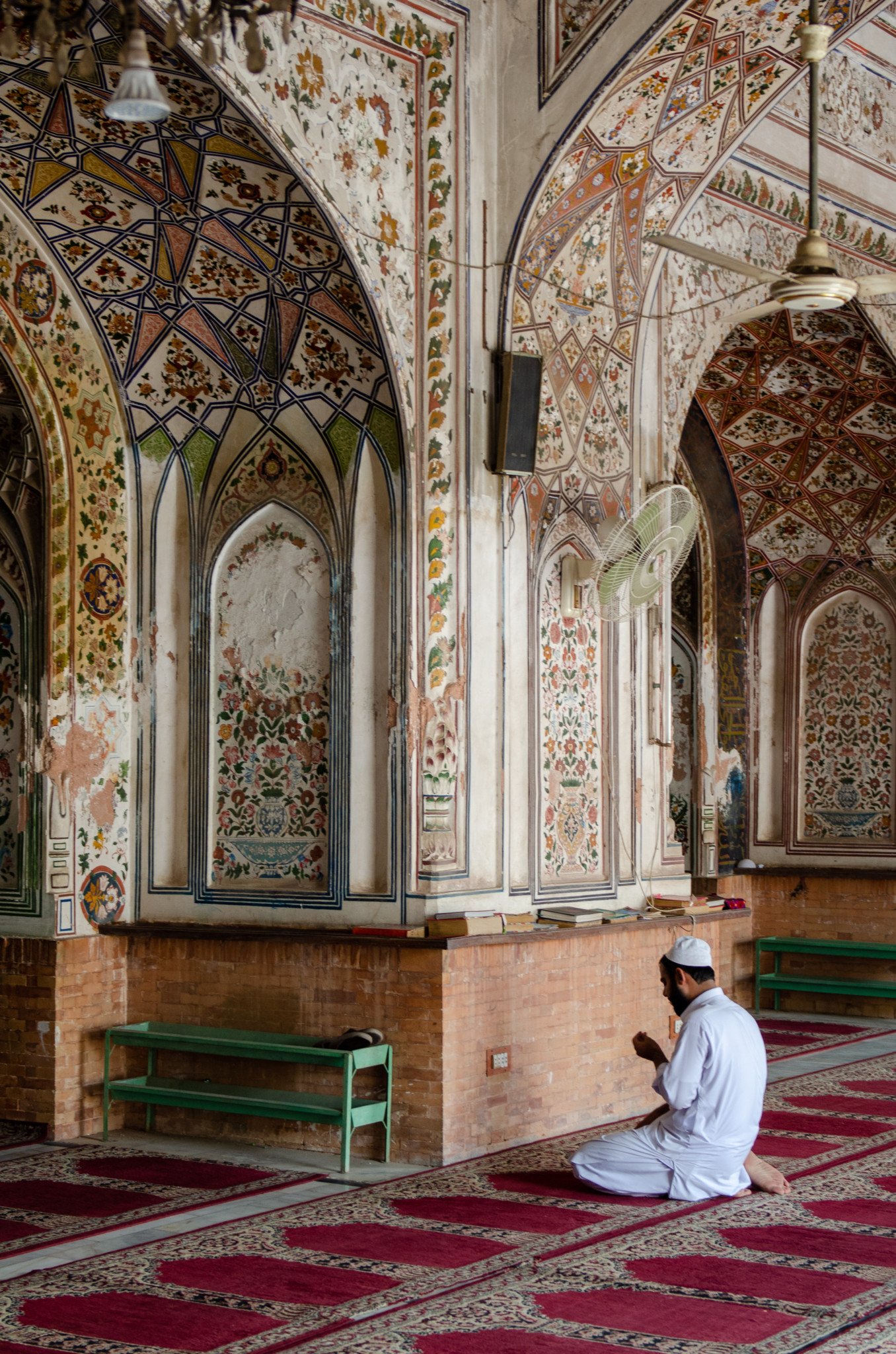 Betender in der Moschee von Peschawar