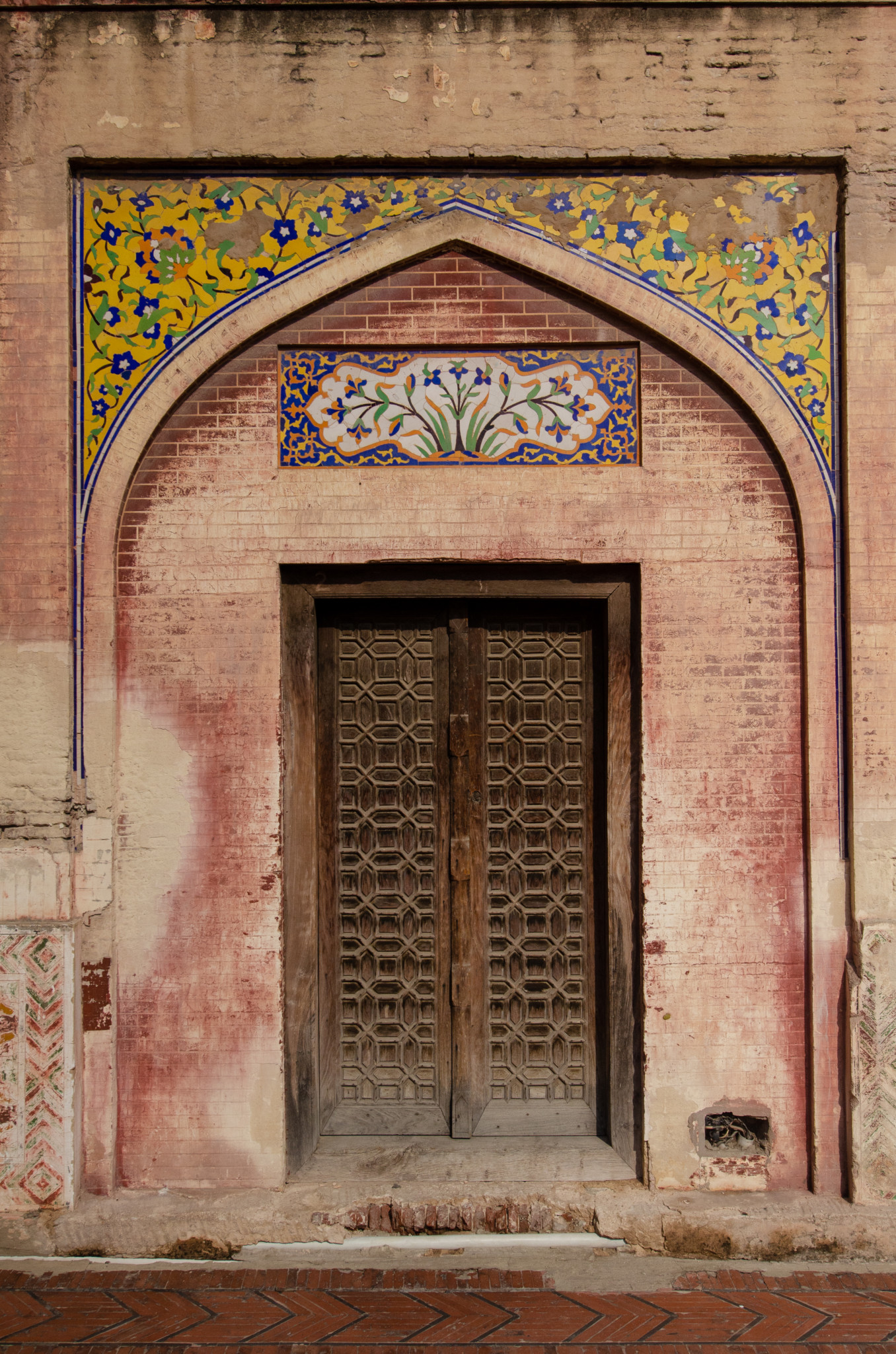 Bemalte Eingangstür zur Moschee in Lahore