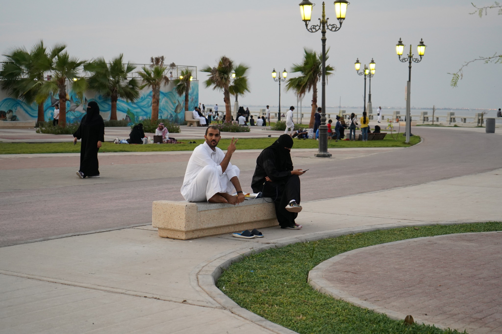 Paar an der Corniche in Dammam in Saudi-Arabien