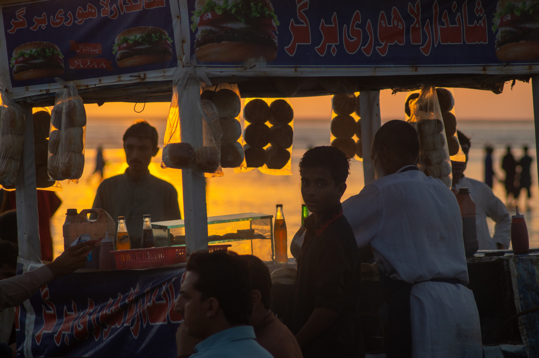Sonnenuntergang und Straßensnacks in Karatschi