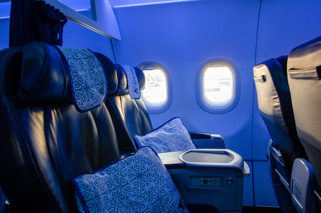 Die Air Astana Business Class auf dem Flug von Frankfurt nach Nursultan erstrahlt abends in schickem Licht