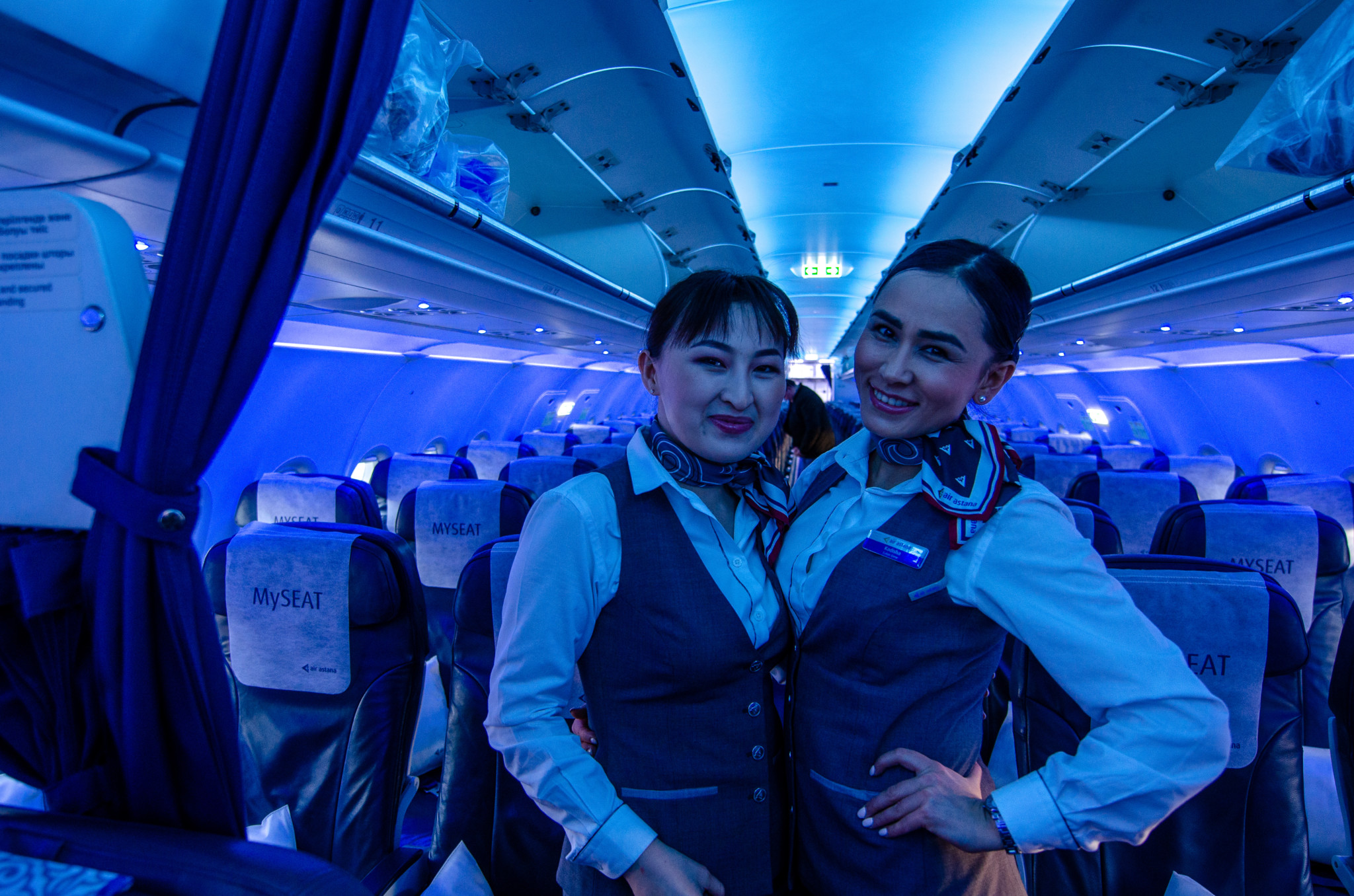 Die Crew von Air Astana ist jung und zuvorkommend