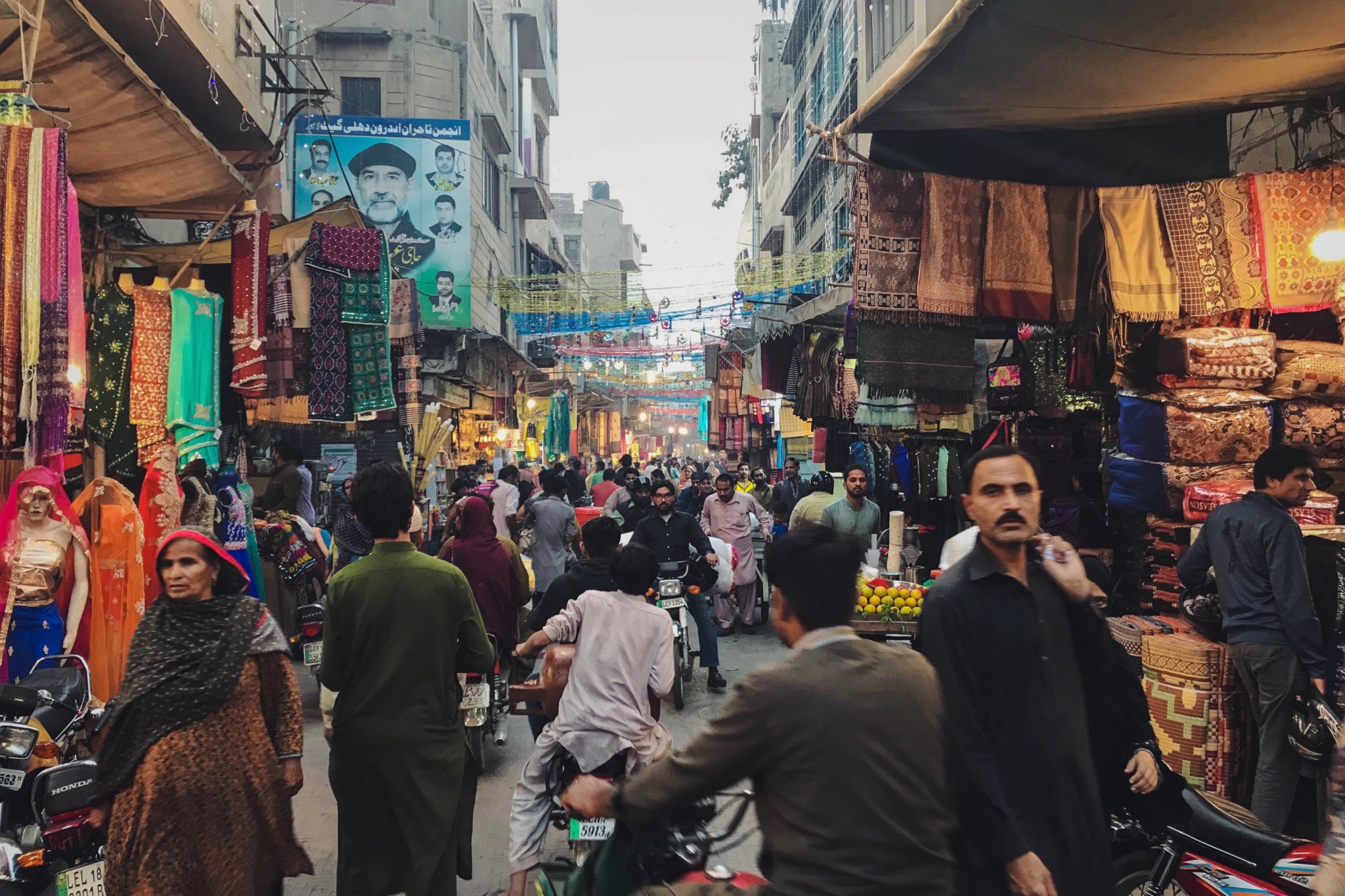 Typisches Marktgetummel in Lahore