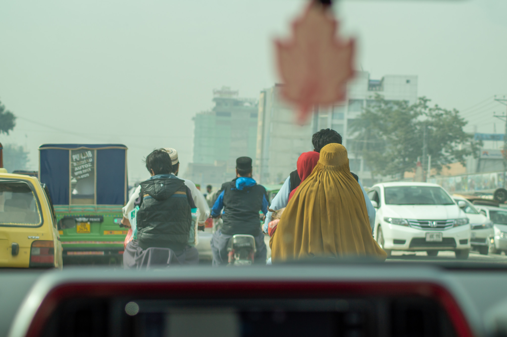 Blick aus einem Uber in Pakistan