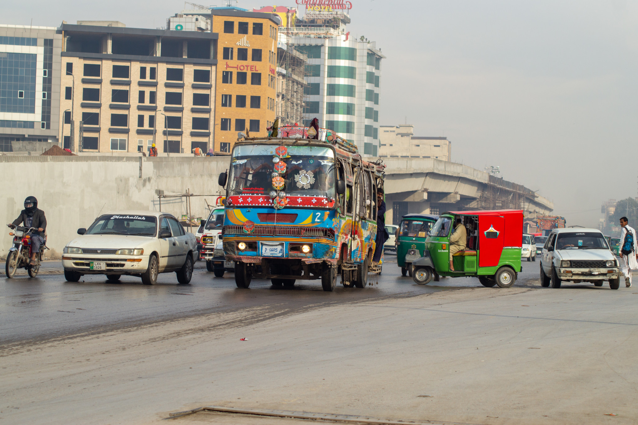 Busse fahren auch in den Städten von Pakistan