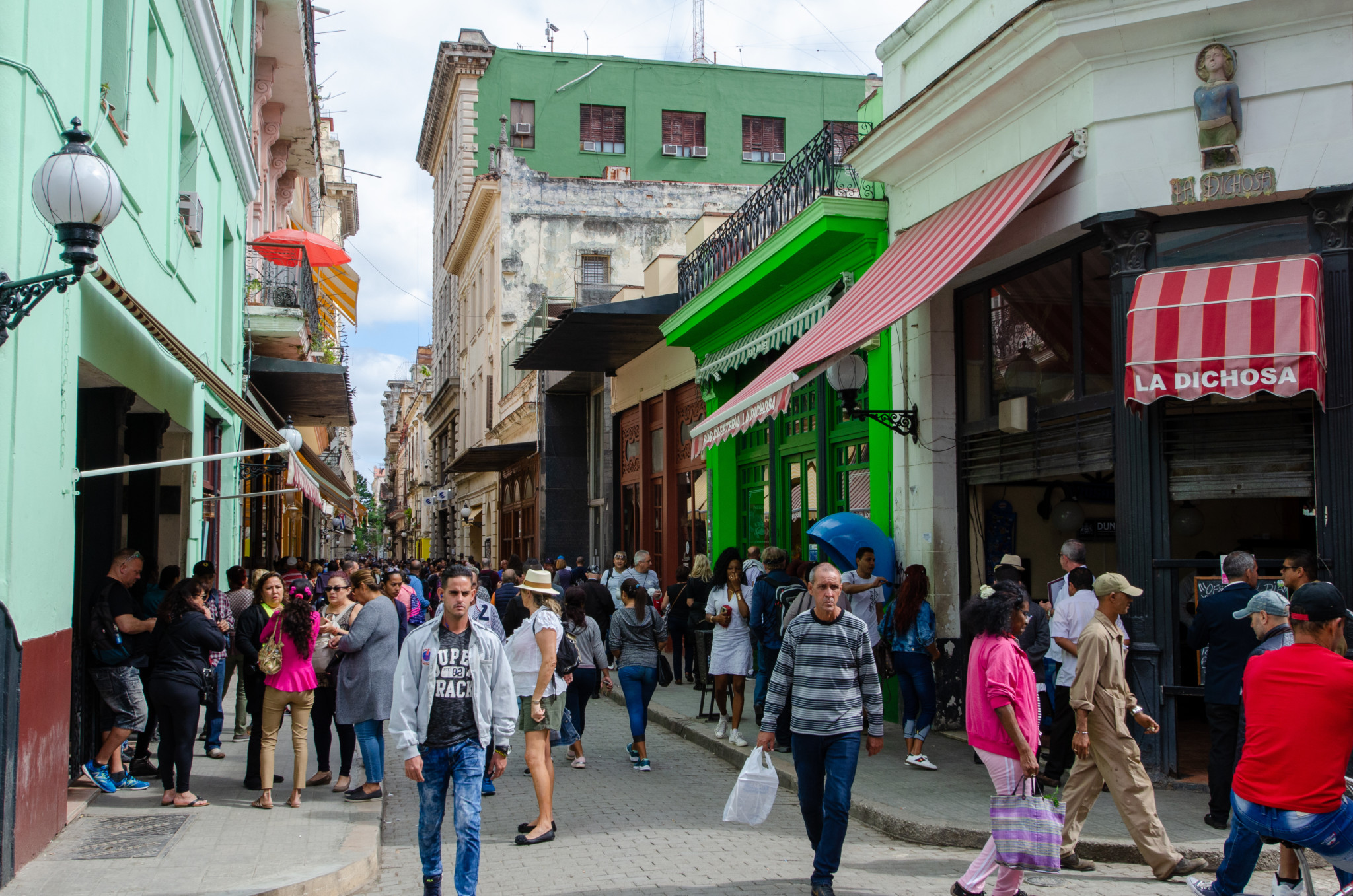 Auf der Calle Obispo in Havanna ist immer was los