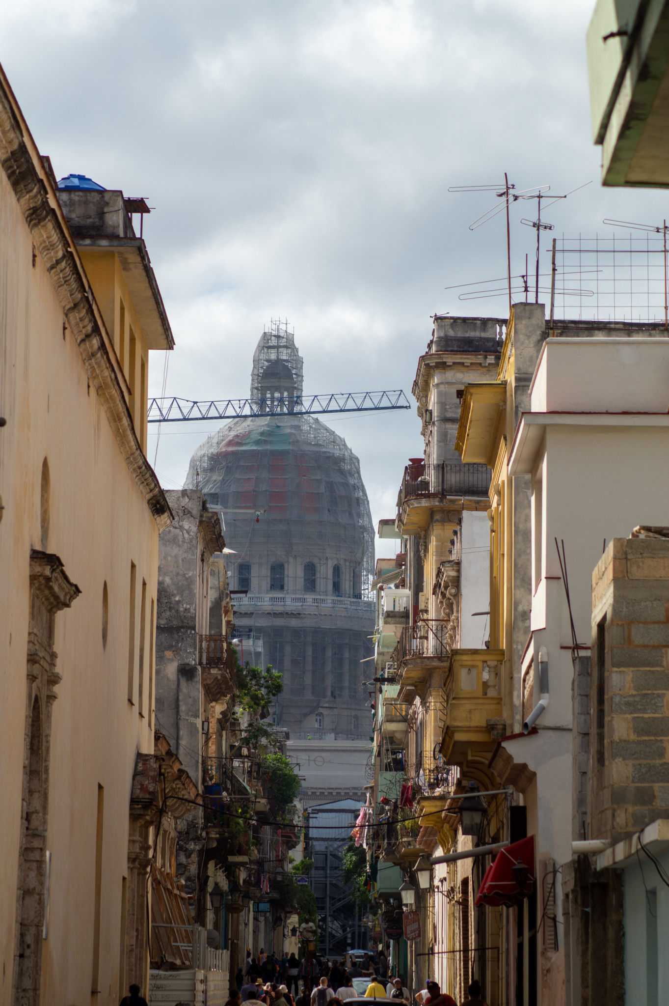 Capitolio aus einer Seitenstrasse in Habana Vieja