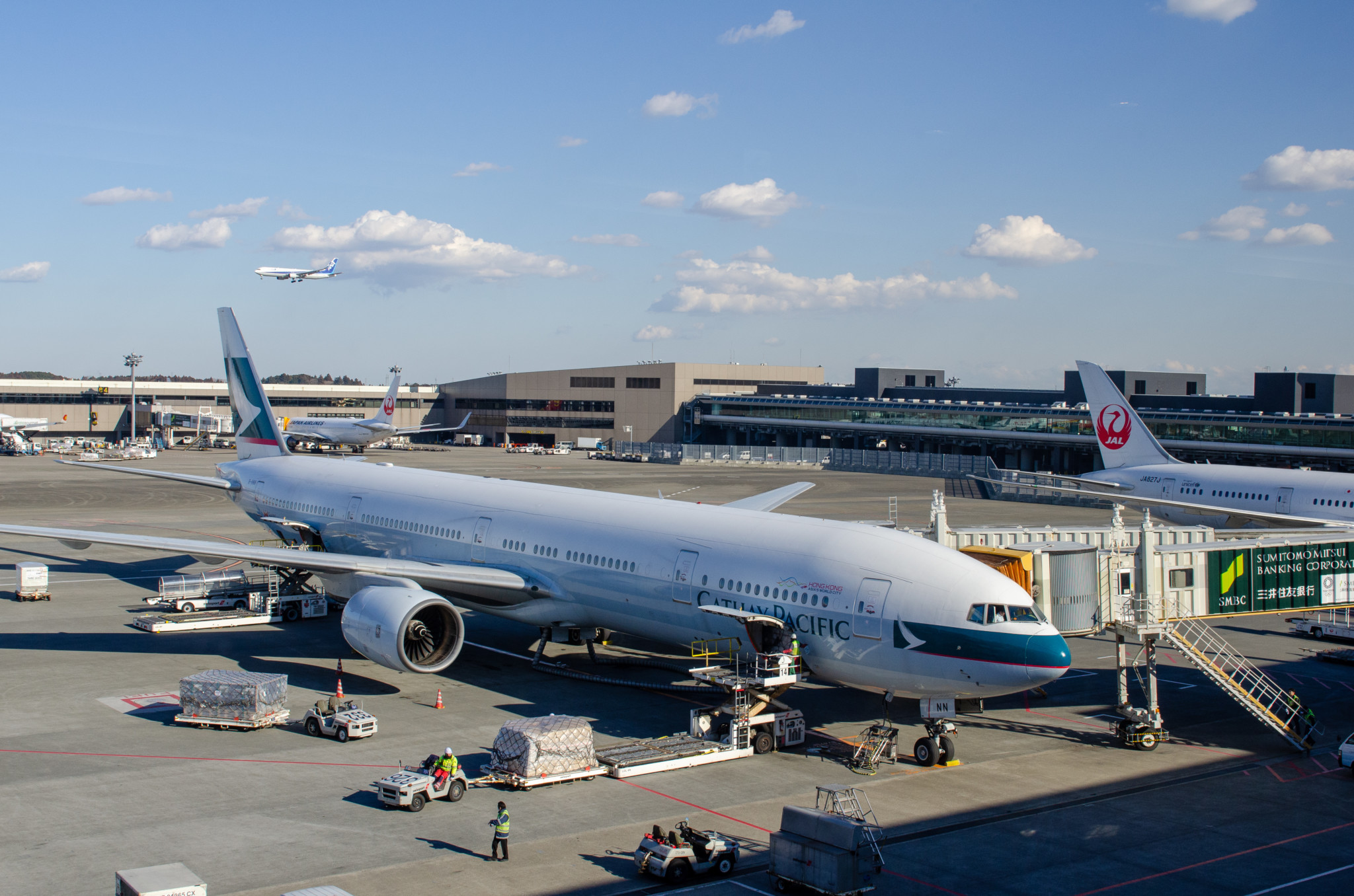 Eine Boeing 777-300 am Flughafen Tokio-Narita