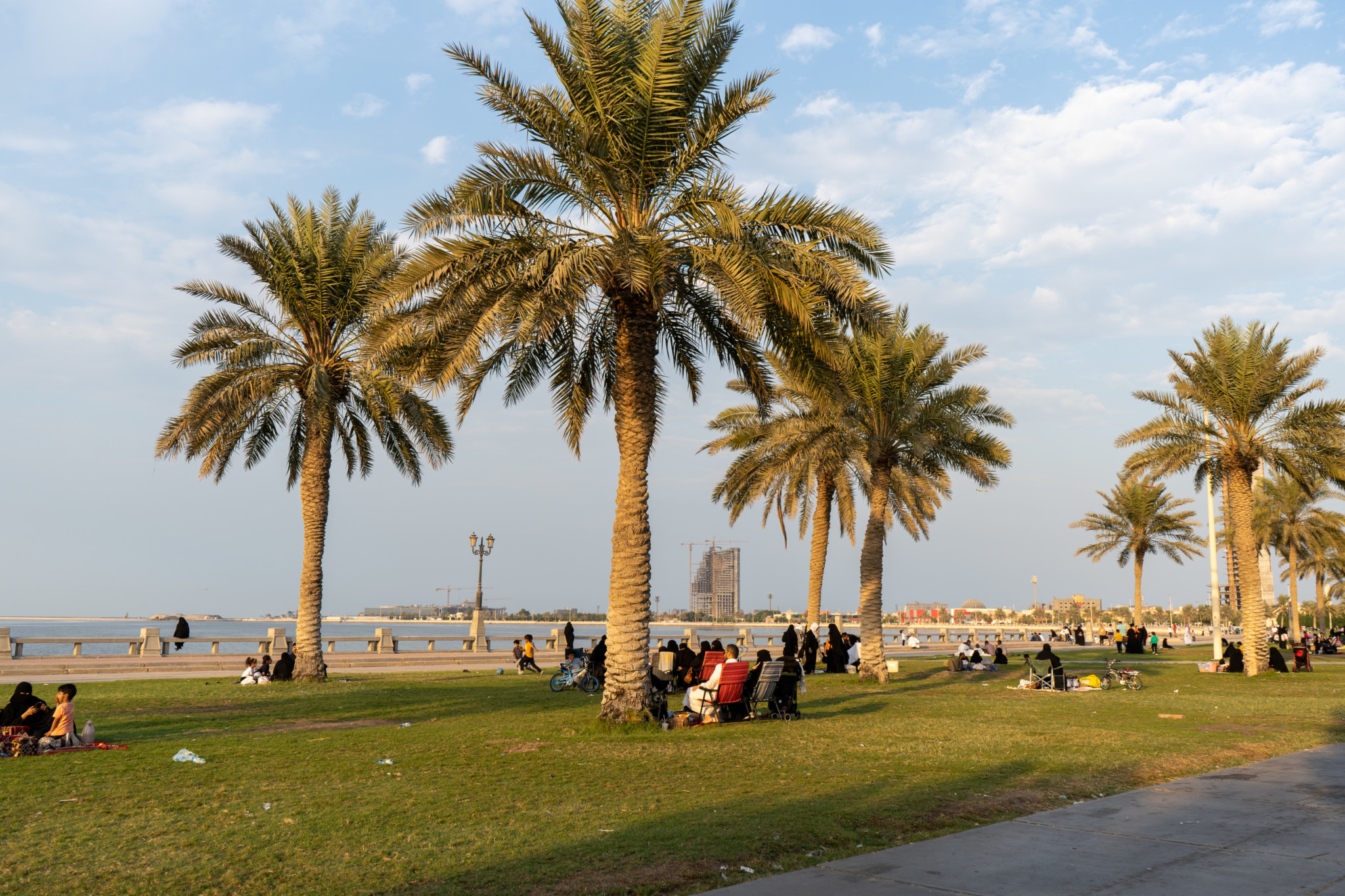 Sonnenuntergang an der Corniche von Dammam in Saudi-Arabien