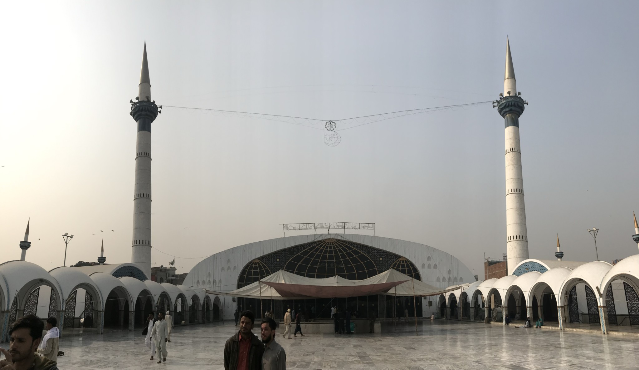 Der Innenhof vom Data Darbar Schrein in Lahore