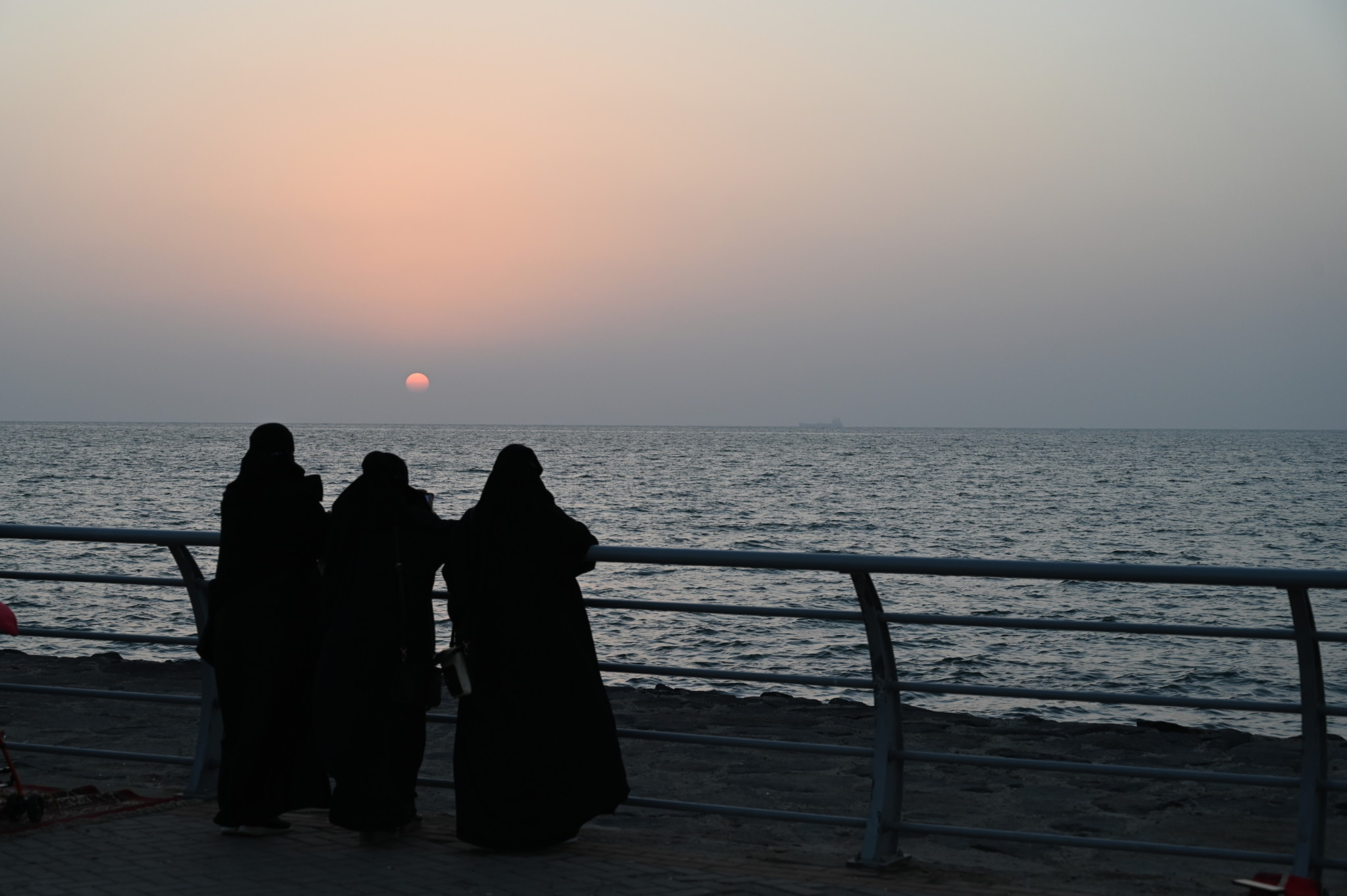 Saudische Frauen zum Sonnenuntergang in Jizan