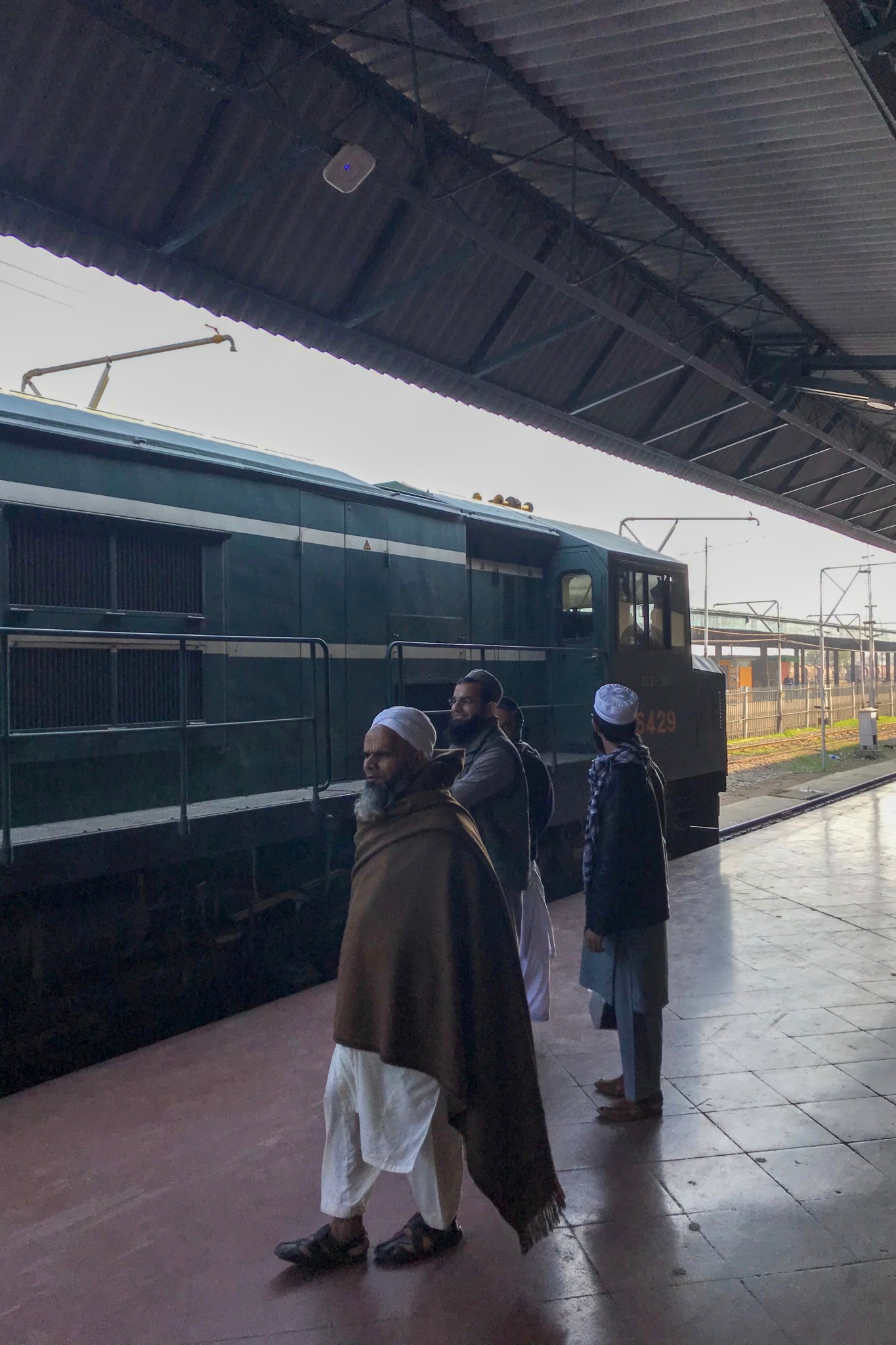 Warten am Gleis vom Bahnhof in Lahore