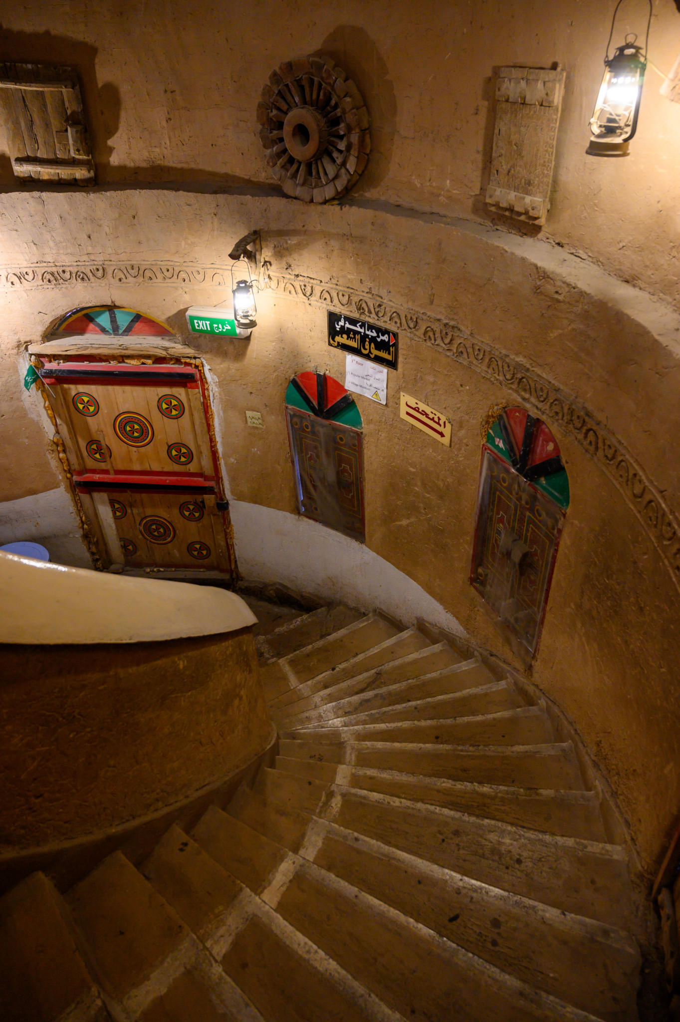 Kunst im Treppenhaus vom Heritage Village