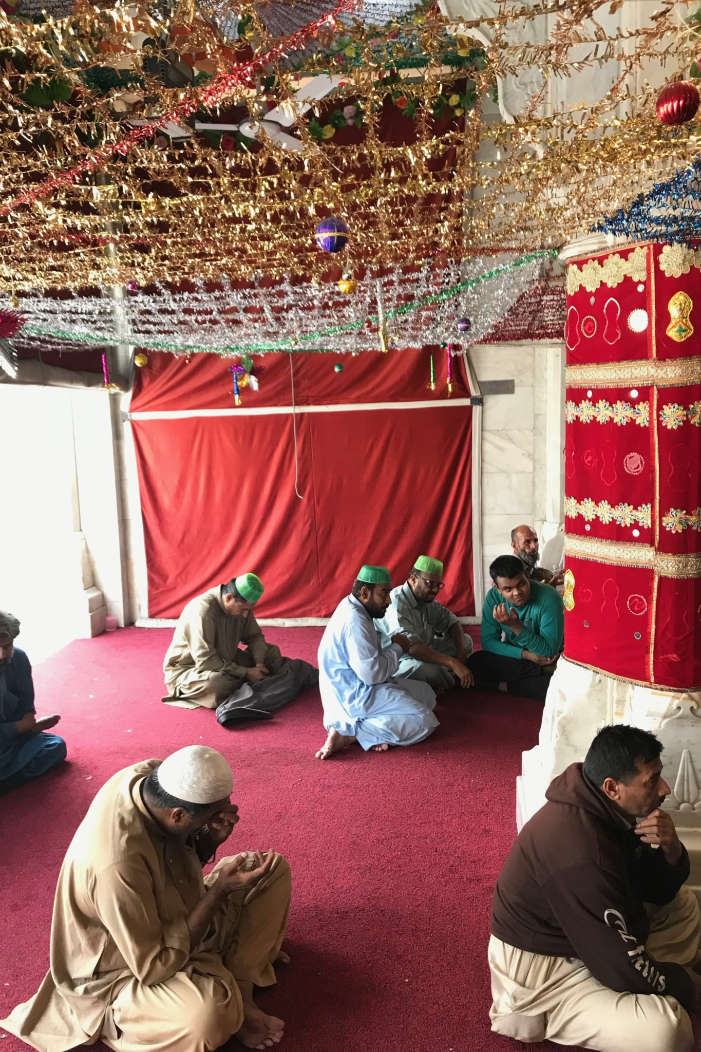 Betende im Data Darbar Schrein in Lahore